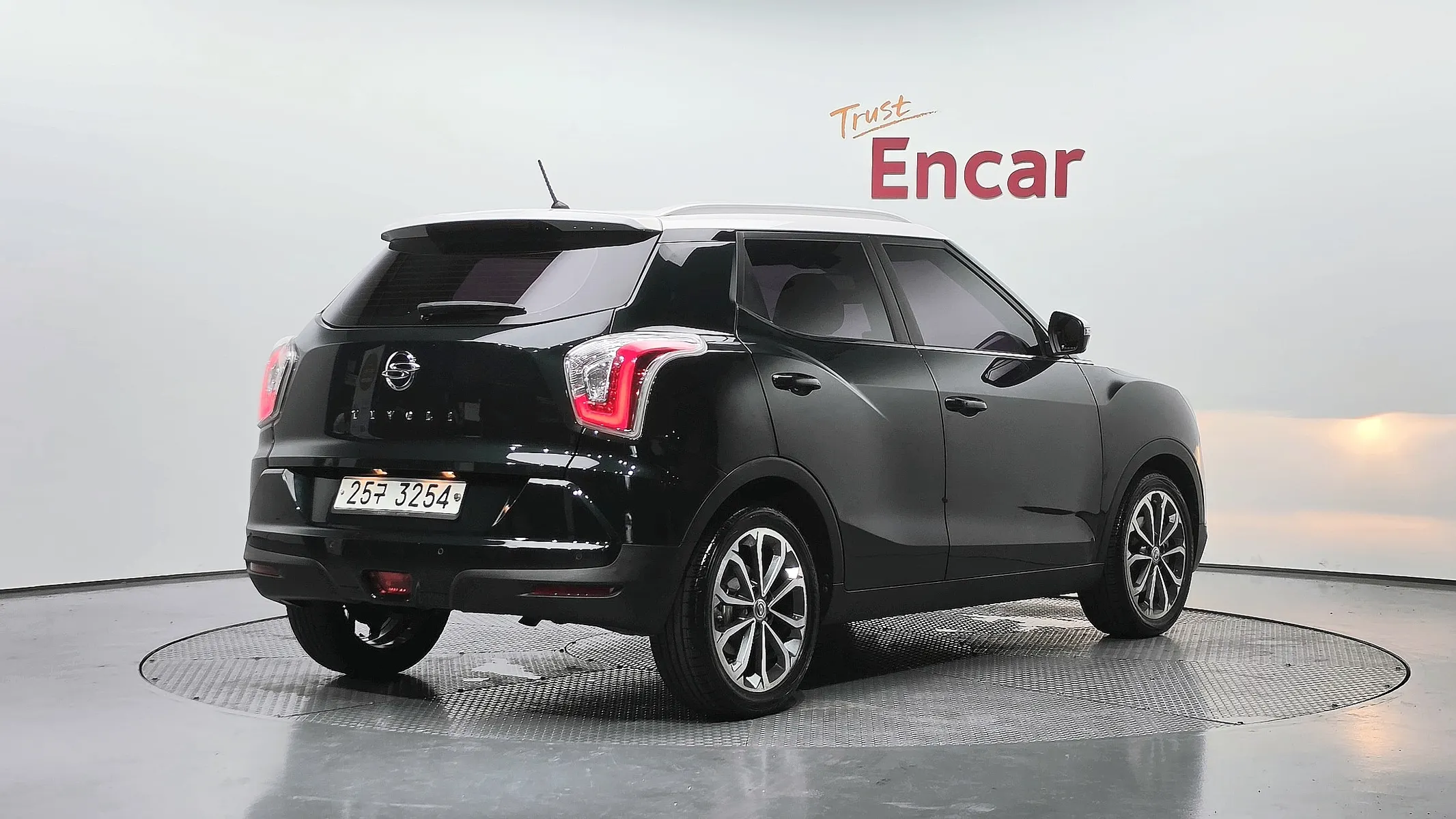 KG Mobility Tivoli VX 2WD 2016 2/32