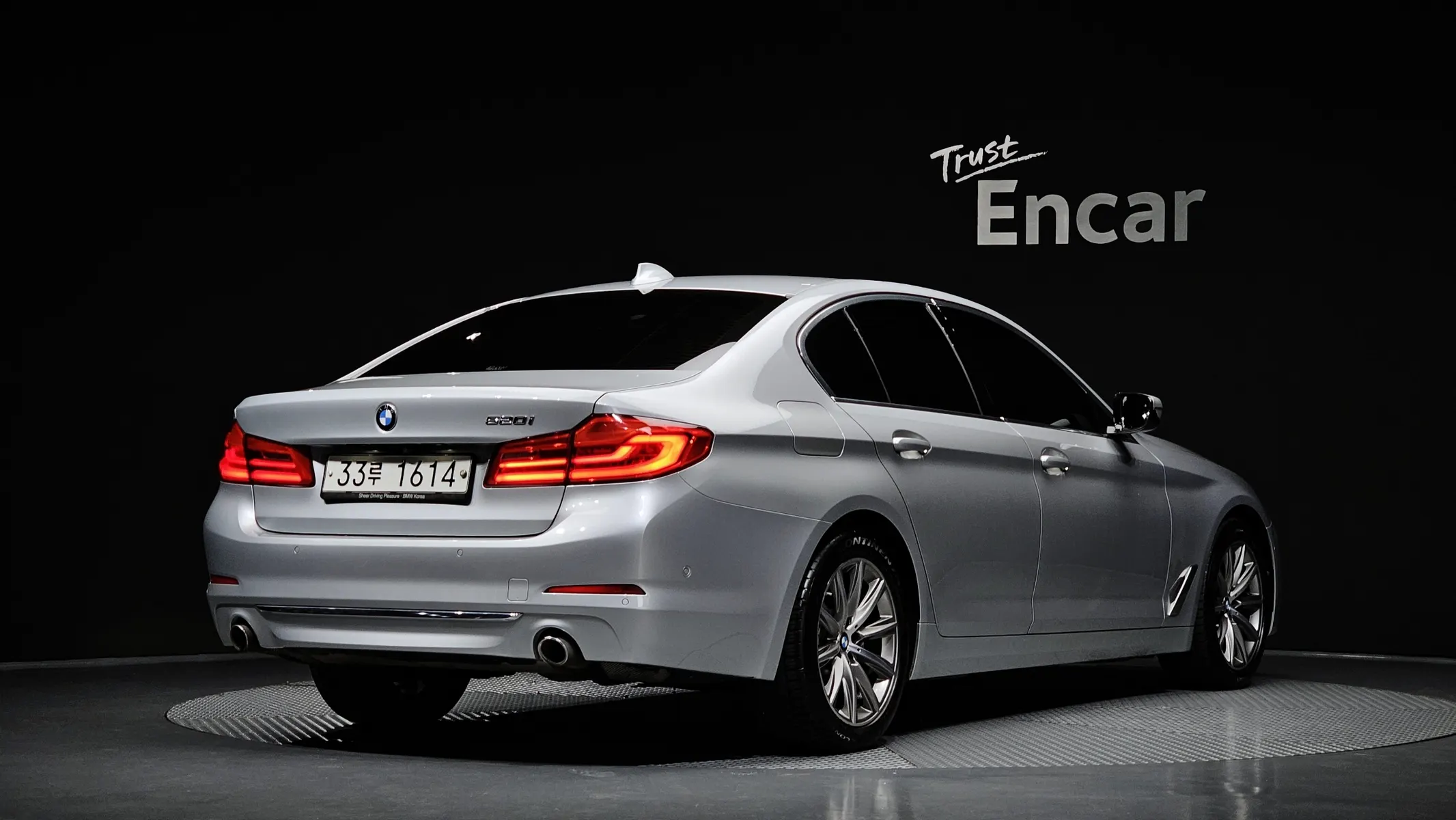 BMW 5 Series (G30) 520i 2019 2/34