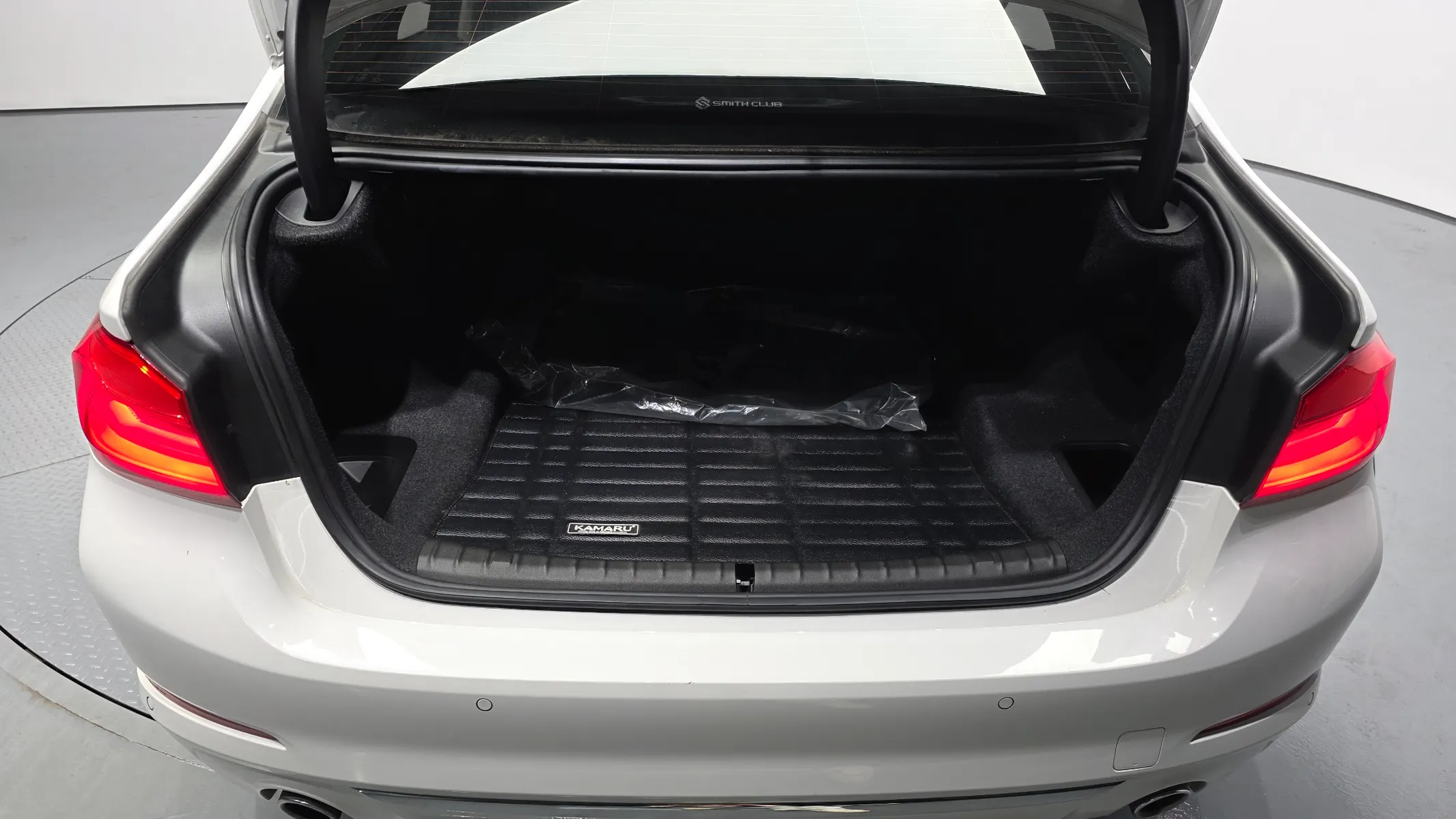 BMW 5 Series (G30) 520i 2019 33/34