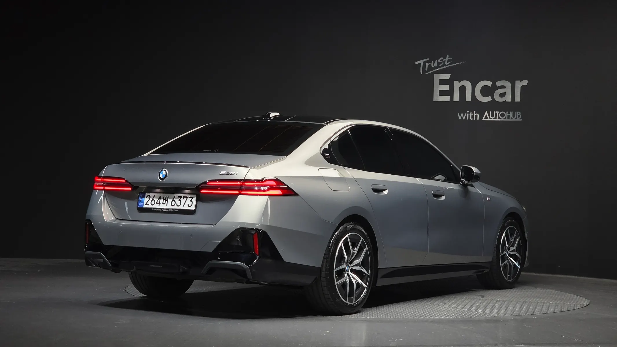 BMW 5 Series (G60) 520i 2024 2/36