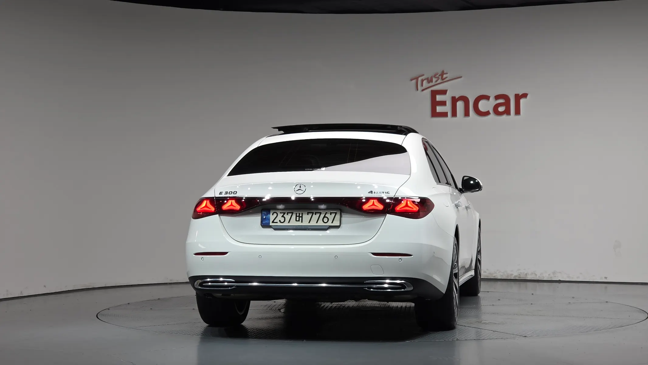 Mercedes-Benz E-Class W214 E300 4MATIC 2024 3/38