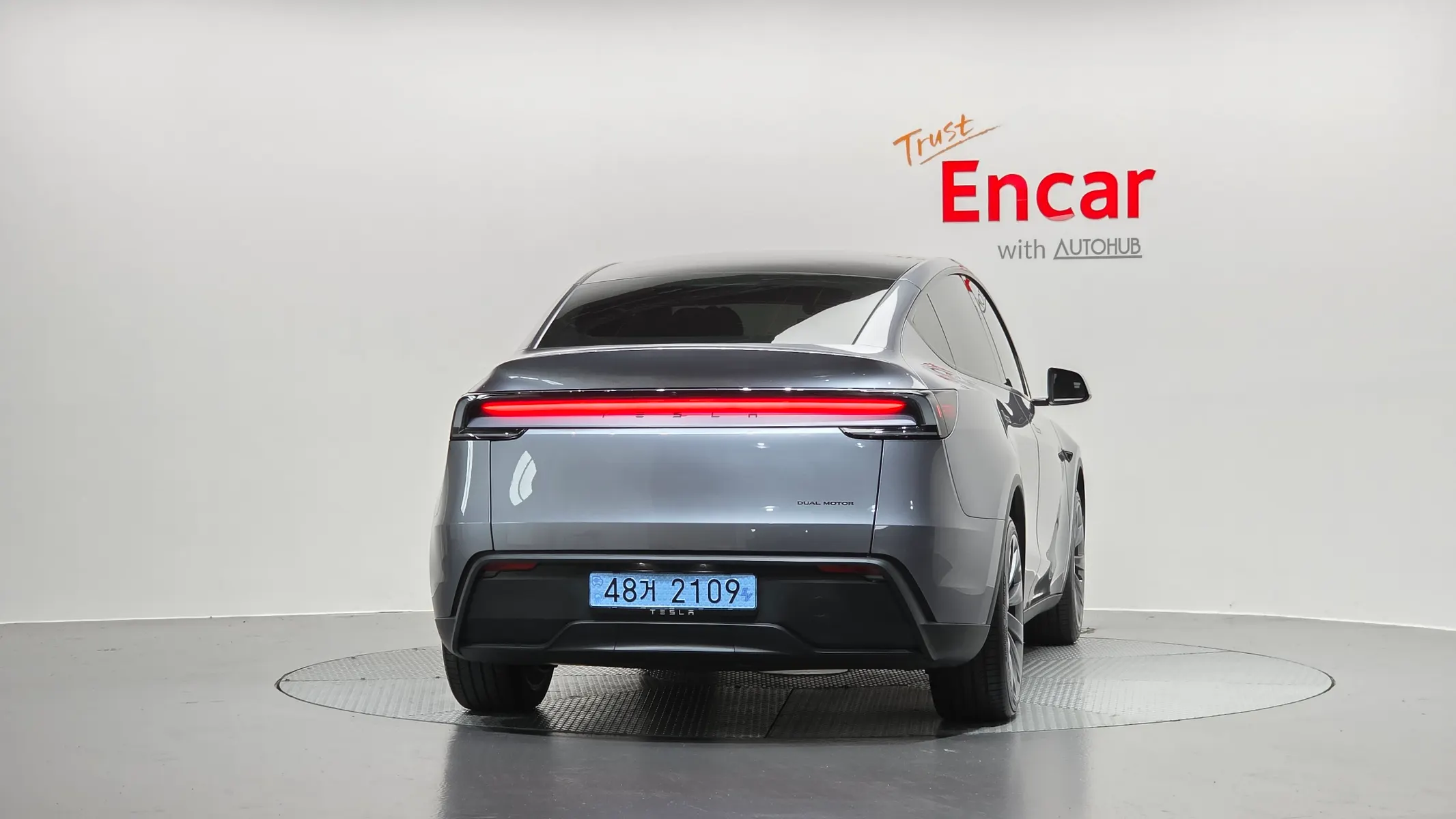 Tesla Y AWD 2026 2/5