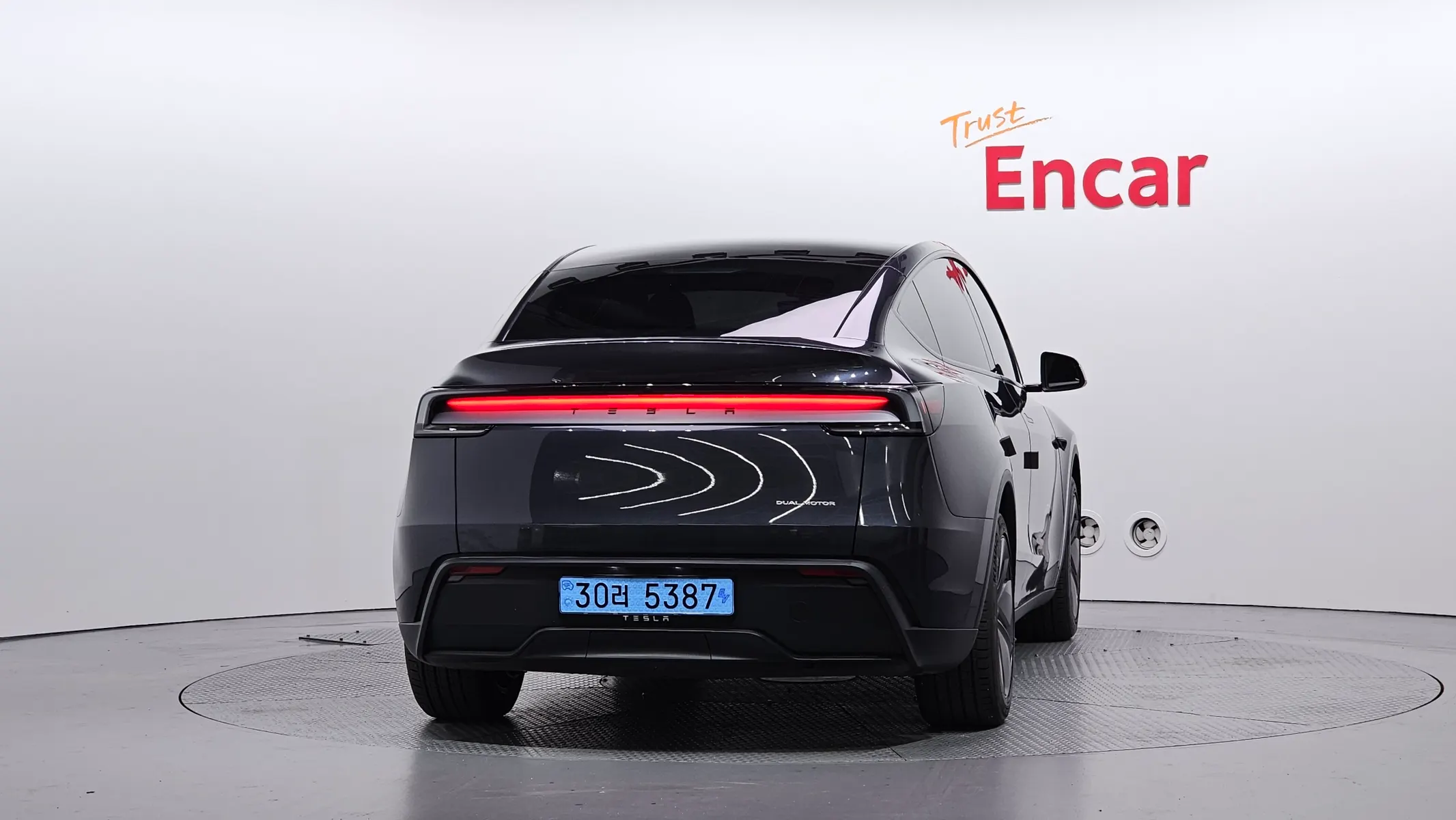 Tesla Y AWD 2026 3/5