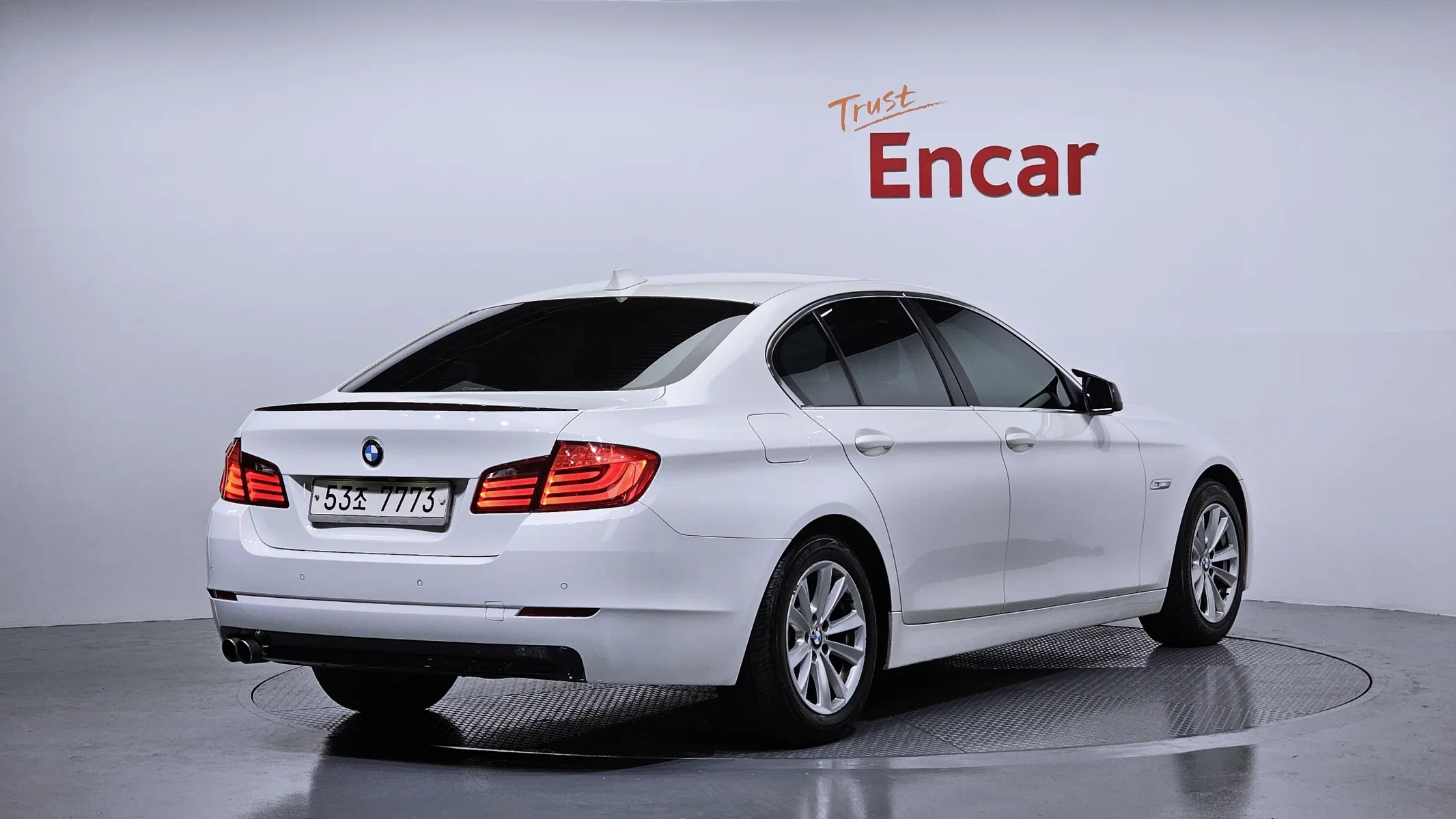 BMW 5 Series (F10) 528i 2010 2/21