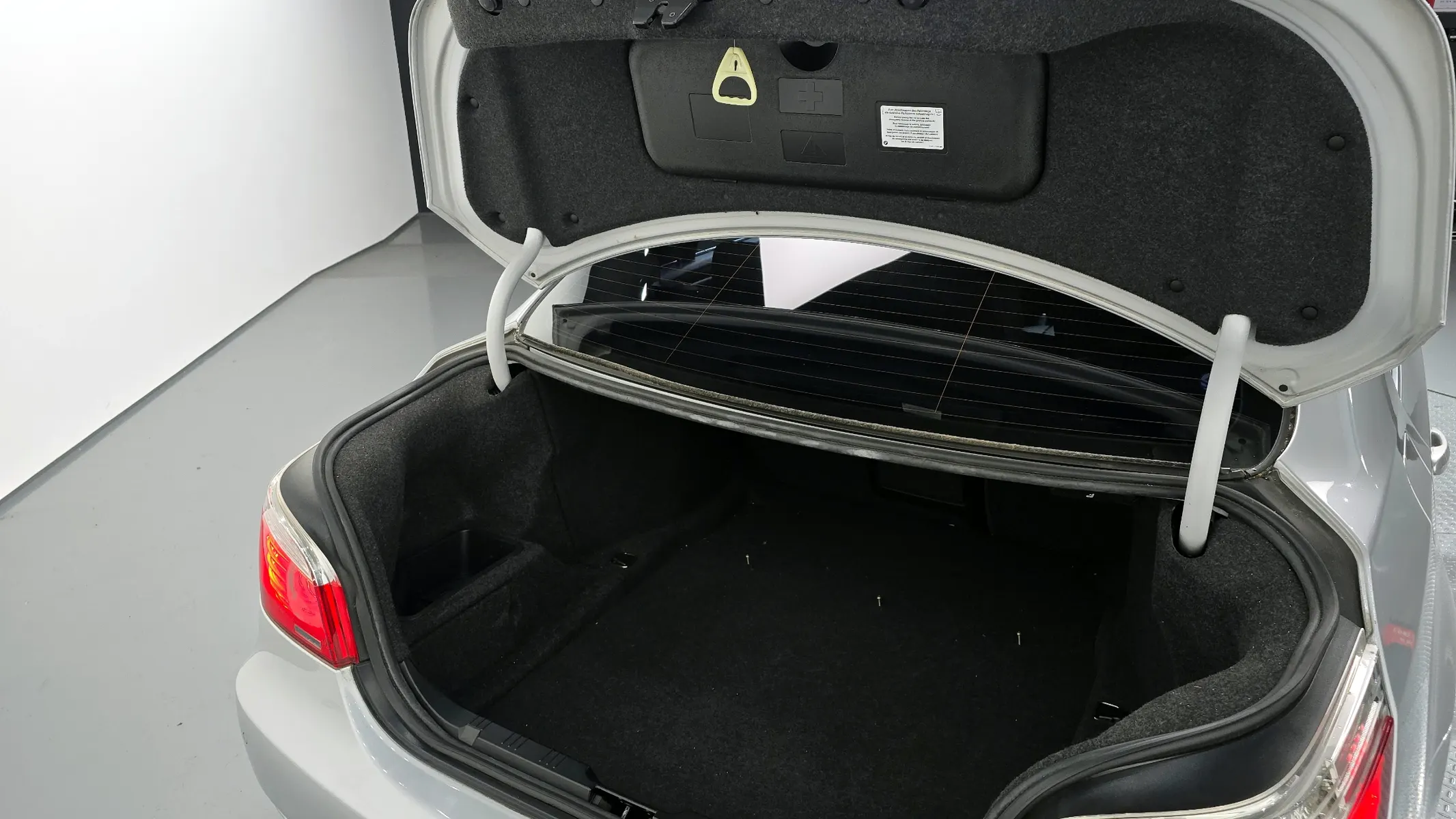 BMW 5 Series (E60) 528i 2008 20/21