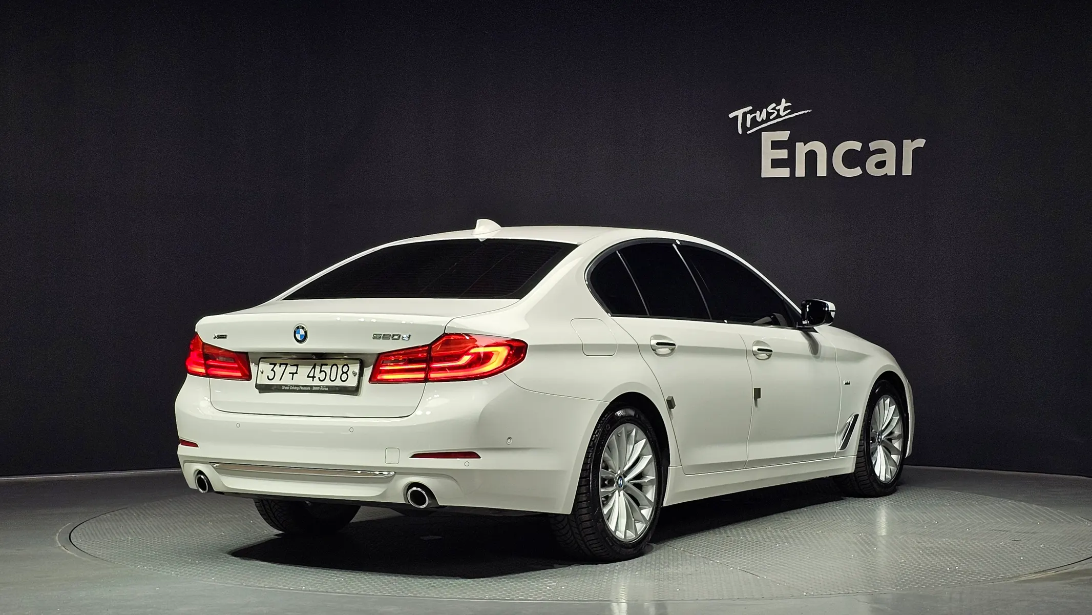 BMW 5 Series (G30) 520d xDrive 2018 2/33