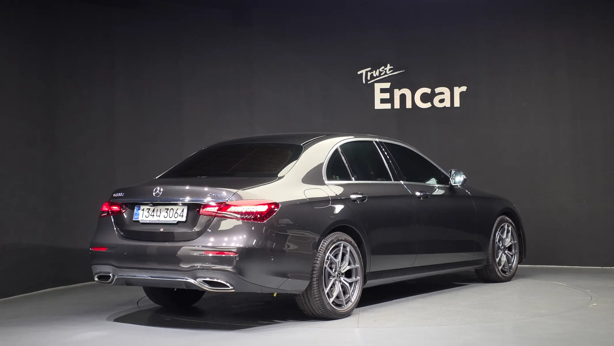Mercedes-Benz E-Class W213 E220d 4MATIC AMG Line 2020 2/35