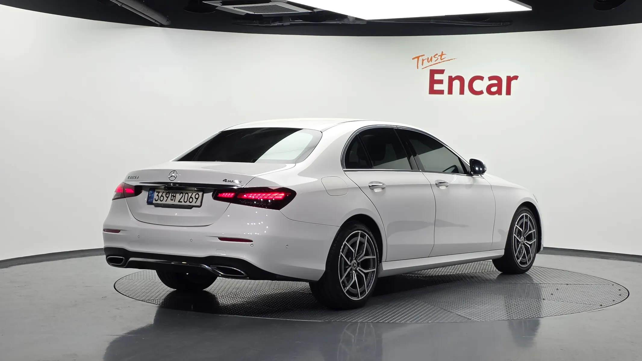 Mercedes-Benz E-Class W213 E220d 4MATIC AMG Line 2021 2/32