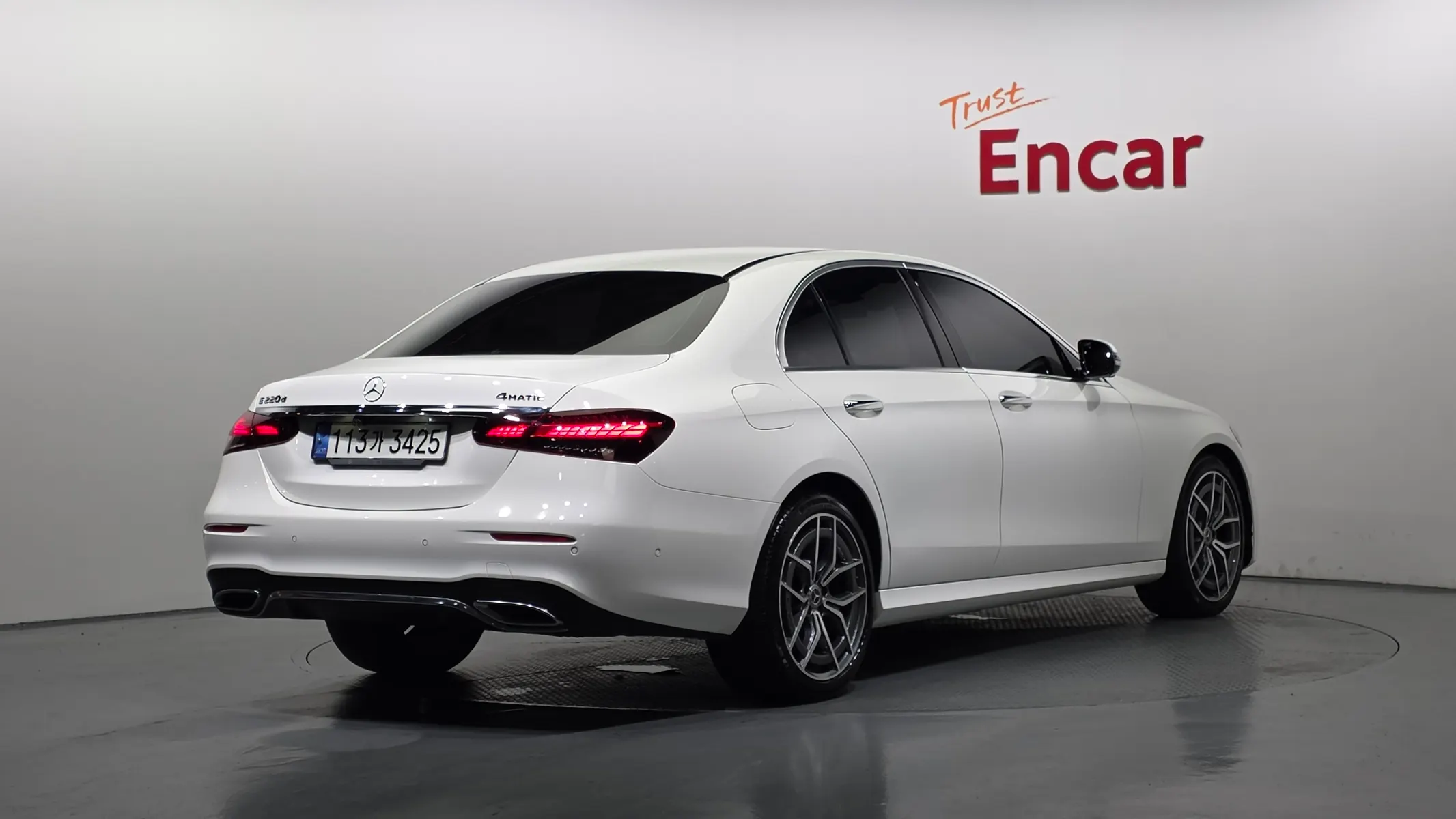 Mercedes-Benz E-Class W213 E220d 4MATIC AMG Line 2020 2/33