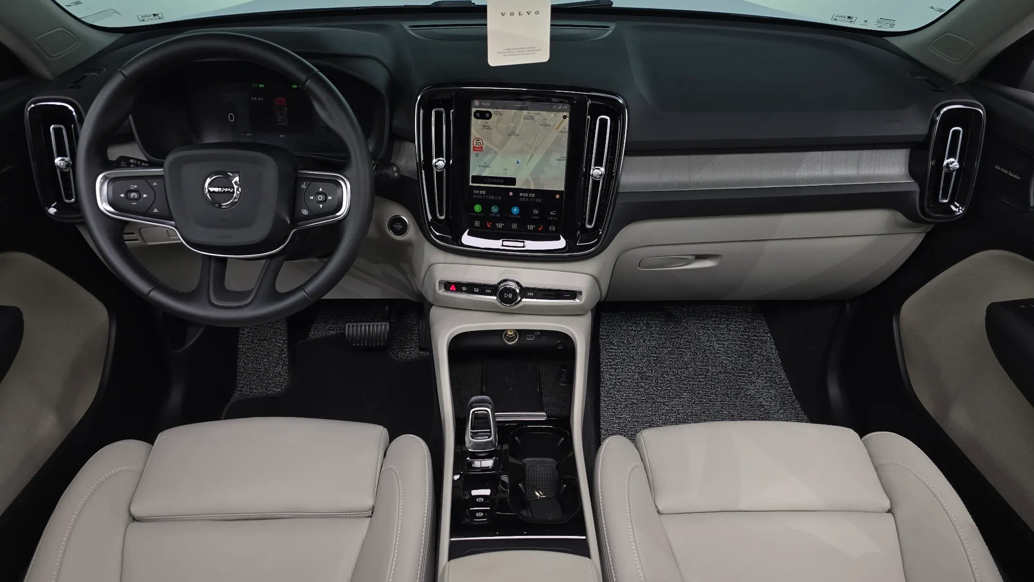 Volvo XC40 B4 2024 4/5