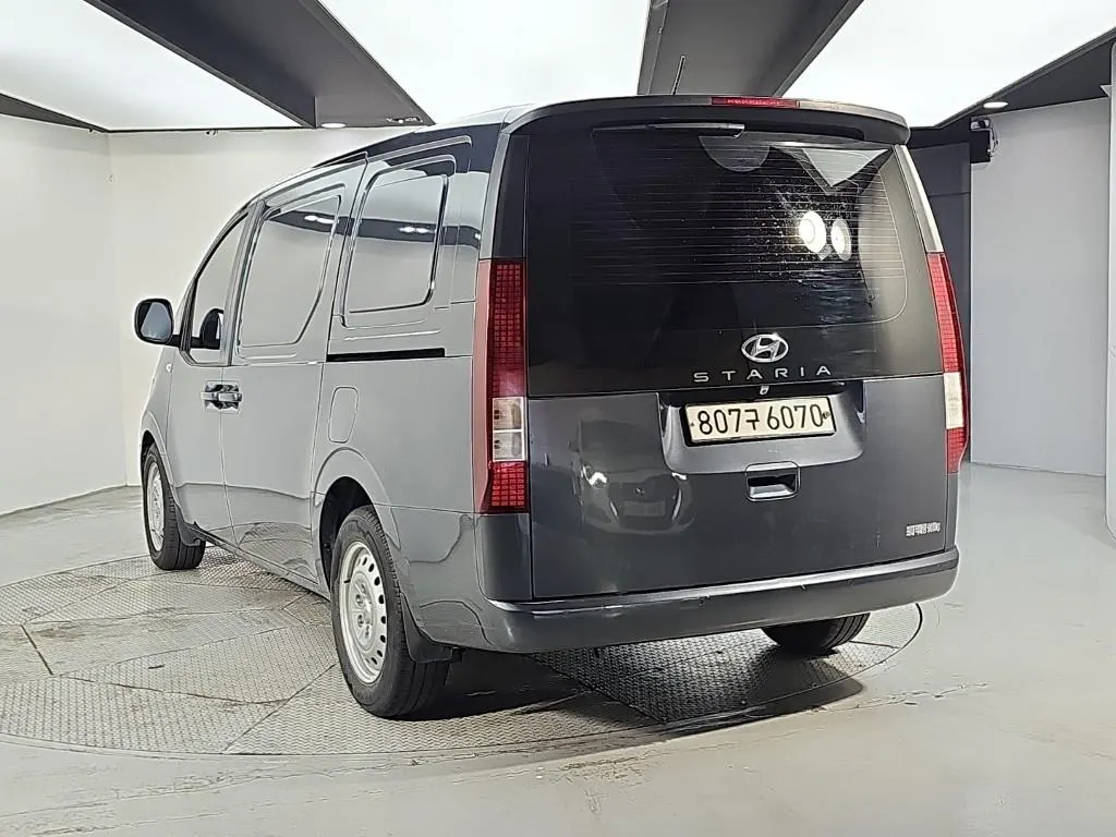 Hyundai Staria 3 2021 2/5