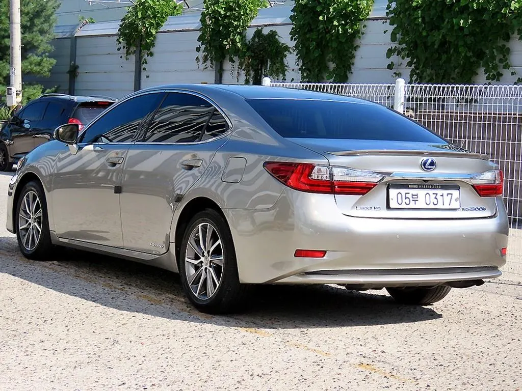 Lexus ES300h 2016 2/5