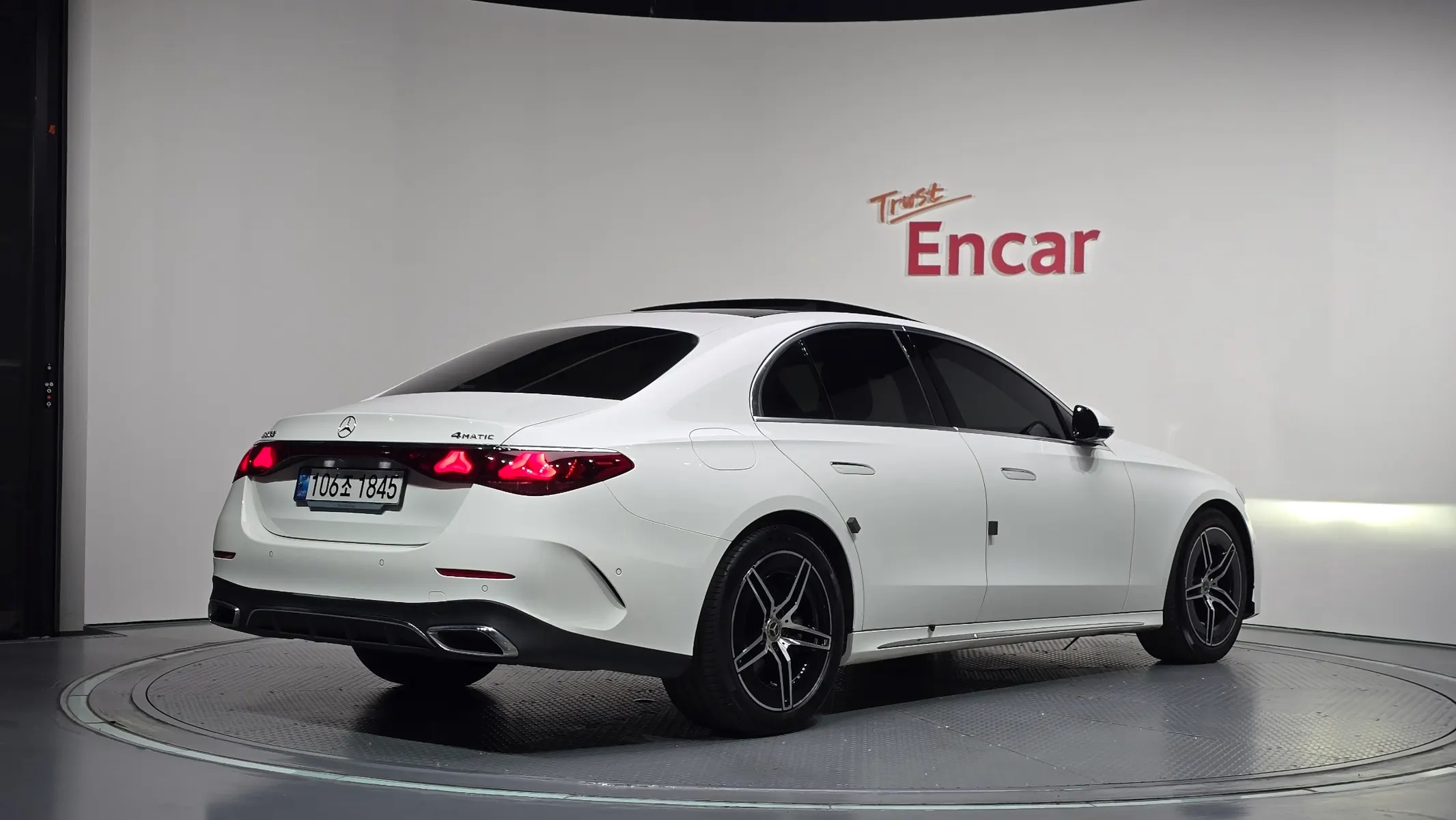 Mercedes-Benz E-Class W214 E300 4MATIC AMG Line 2024 2/34
