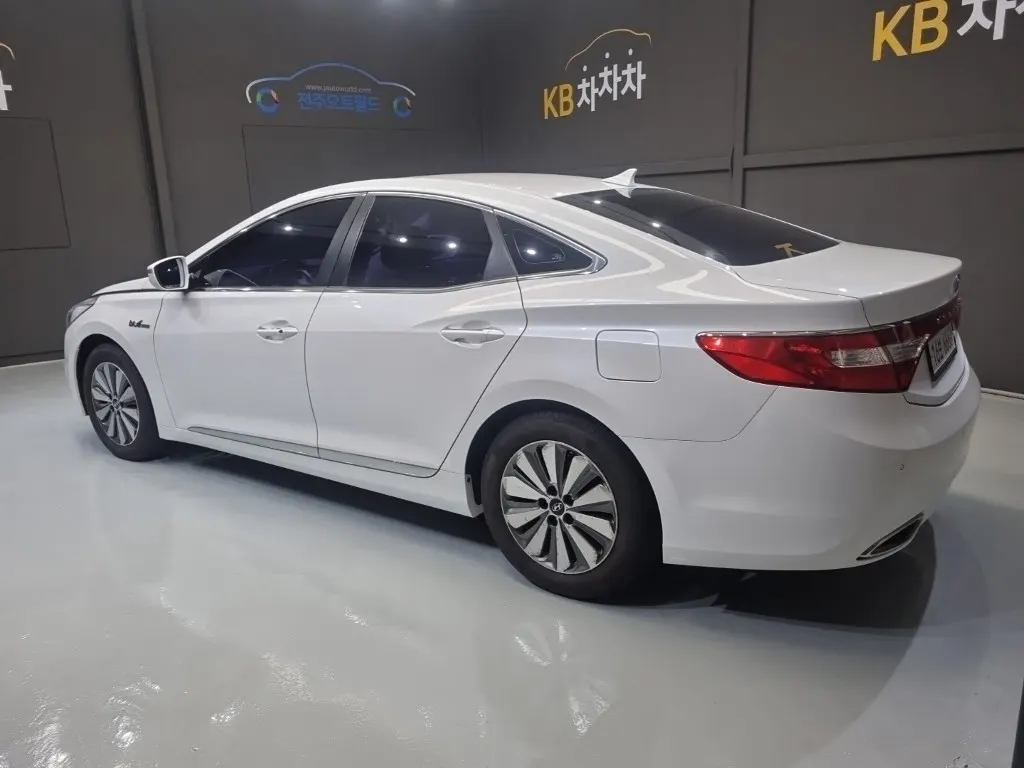 Hyundai HG 2014 2/5