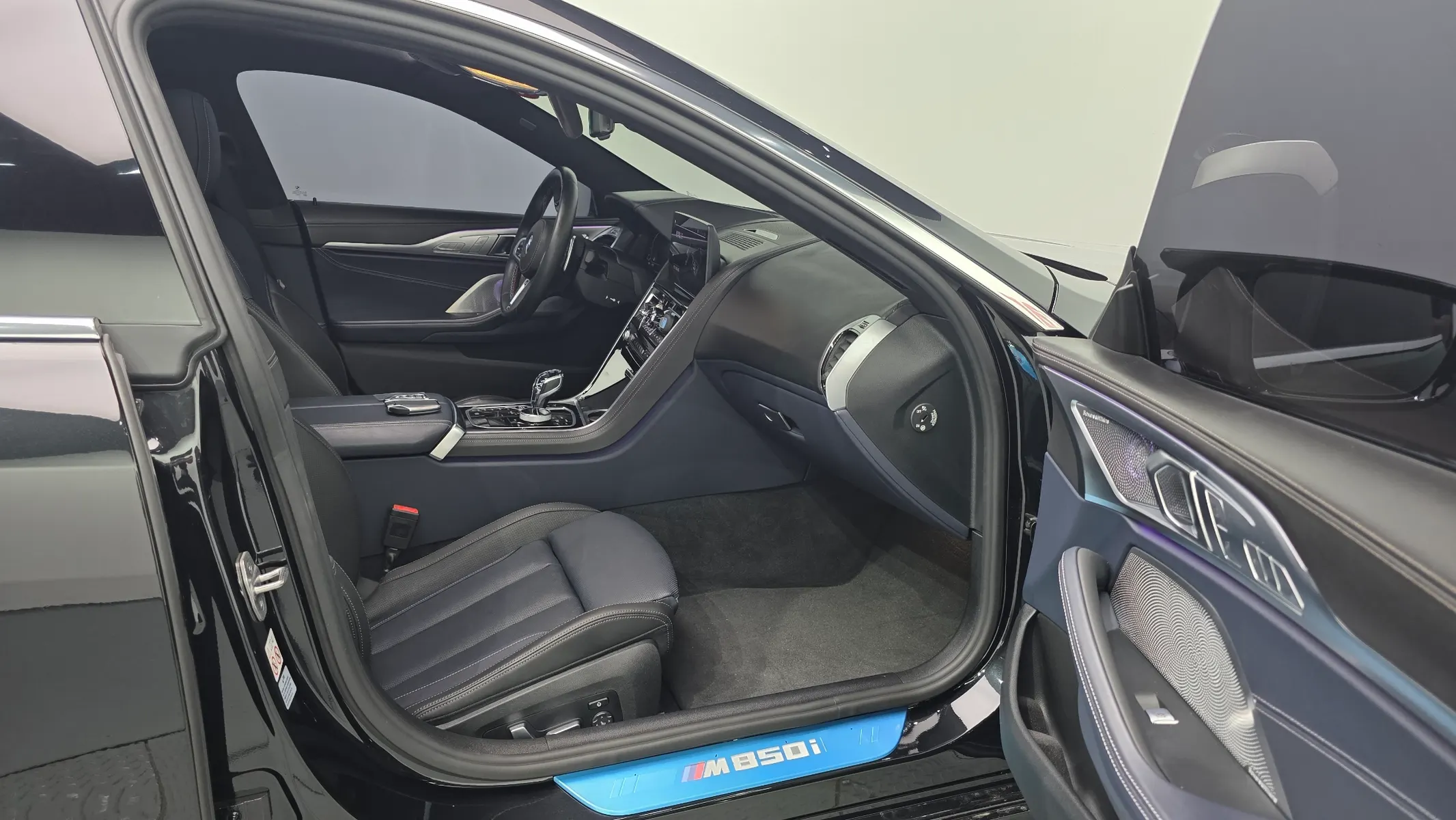 BMW 8 Series (G15) M850i xDrive 2022 32/33