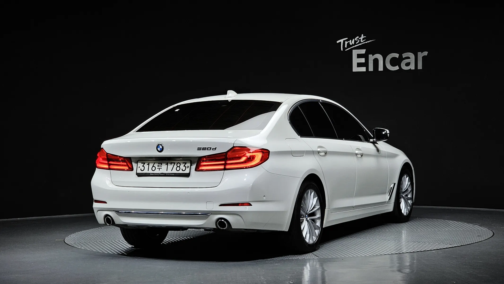 BMW 5 Series (G30) 520d 2020 2/21