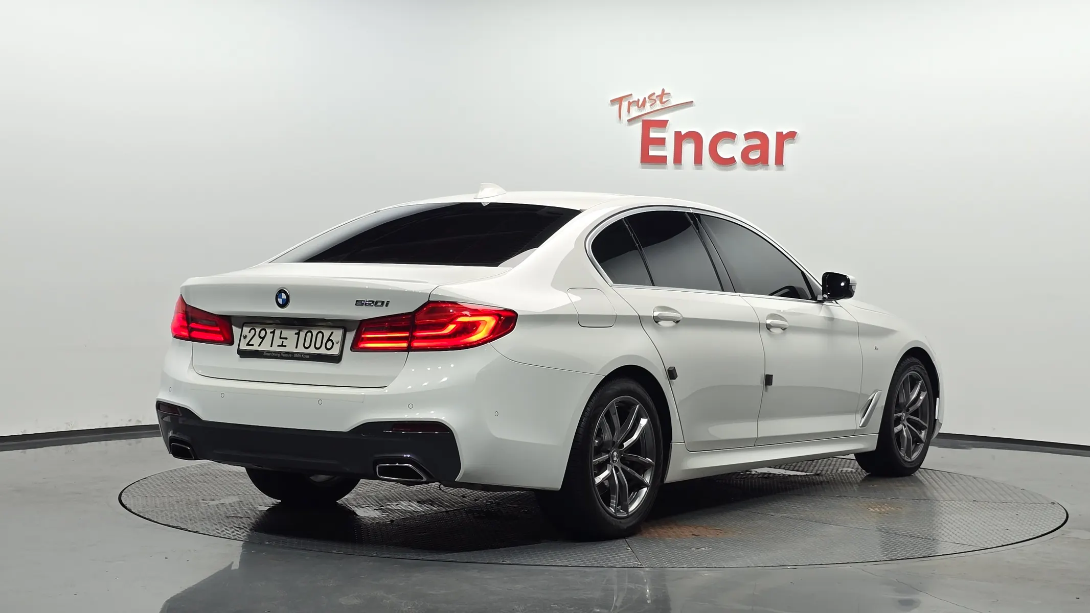 BMW 5 Series (G30) 520i M 2020 2/35