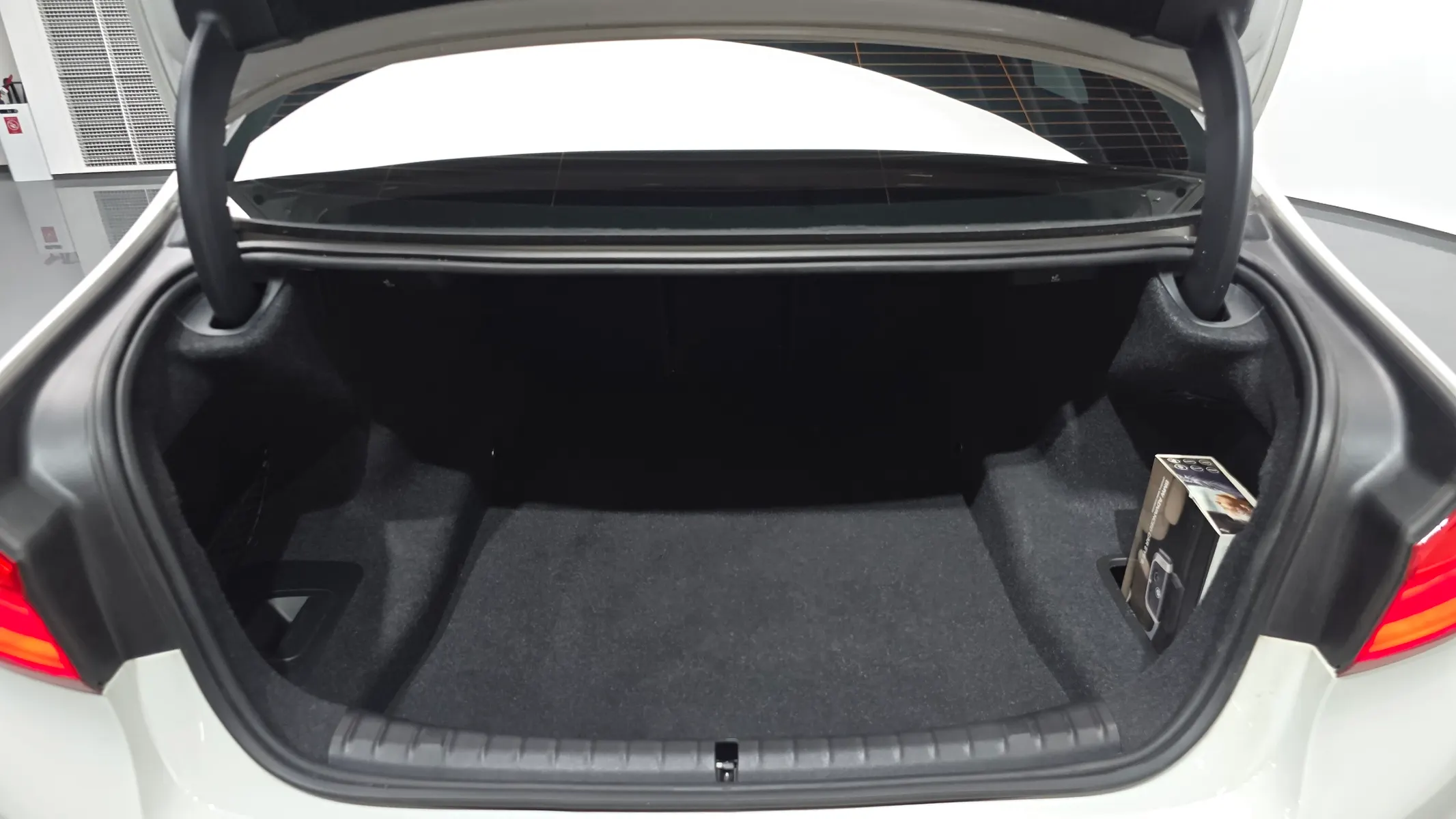 BMW 5 Series (G30) 520i M 2020 34/35