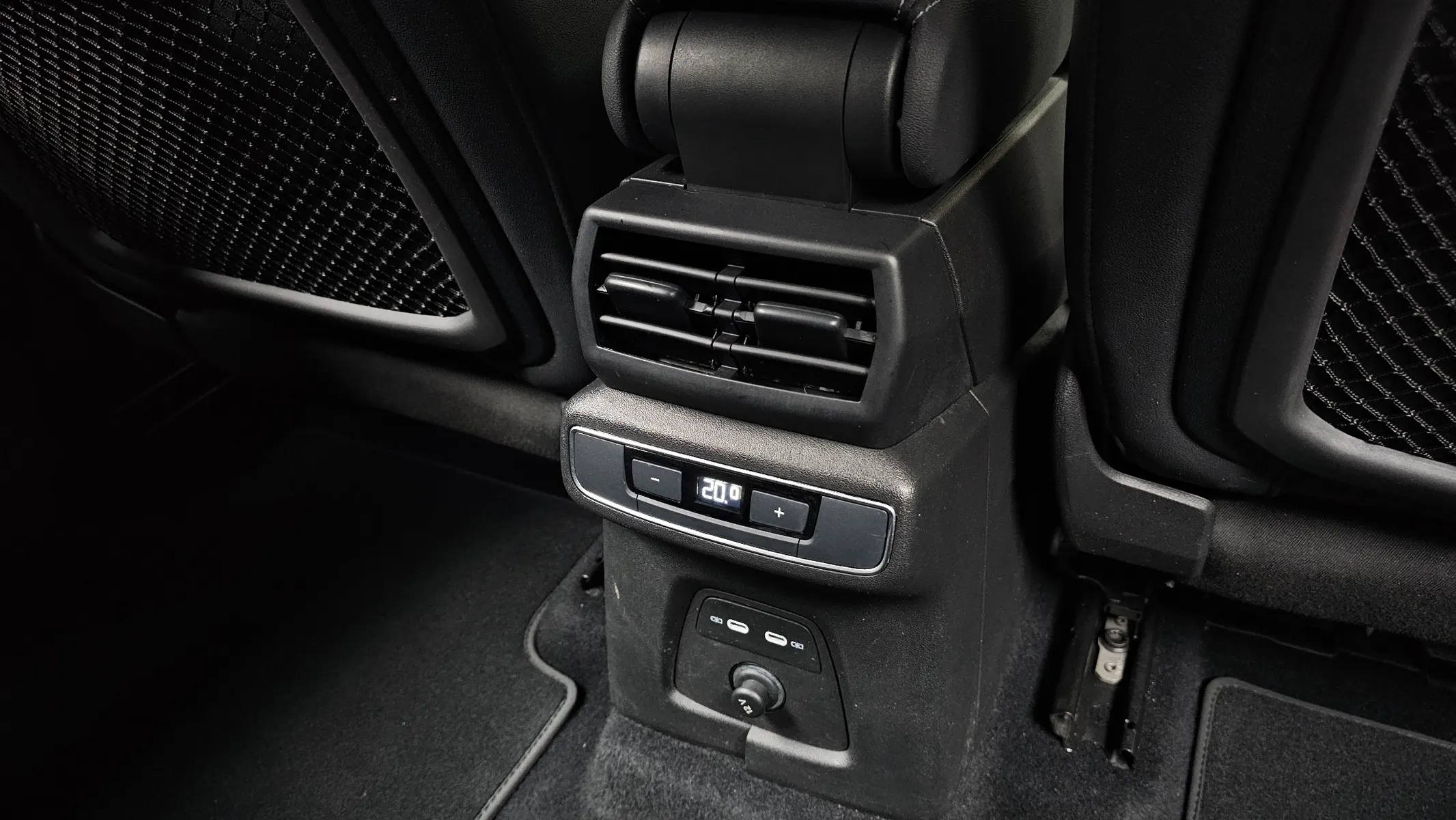 Audi Q4 e- (F4) 40 2023 32/33
