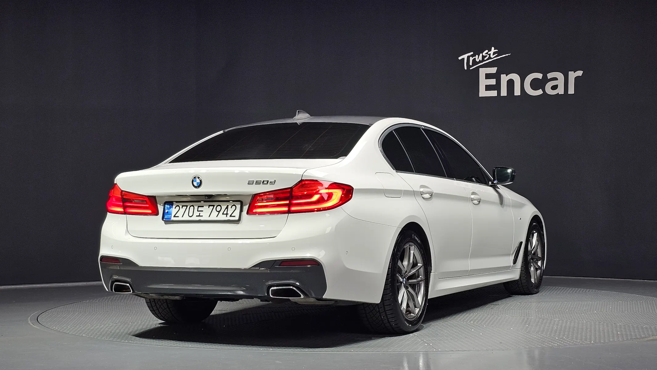 BMW 5 Series (G30) 520d M 2019 2/35