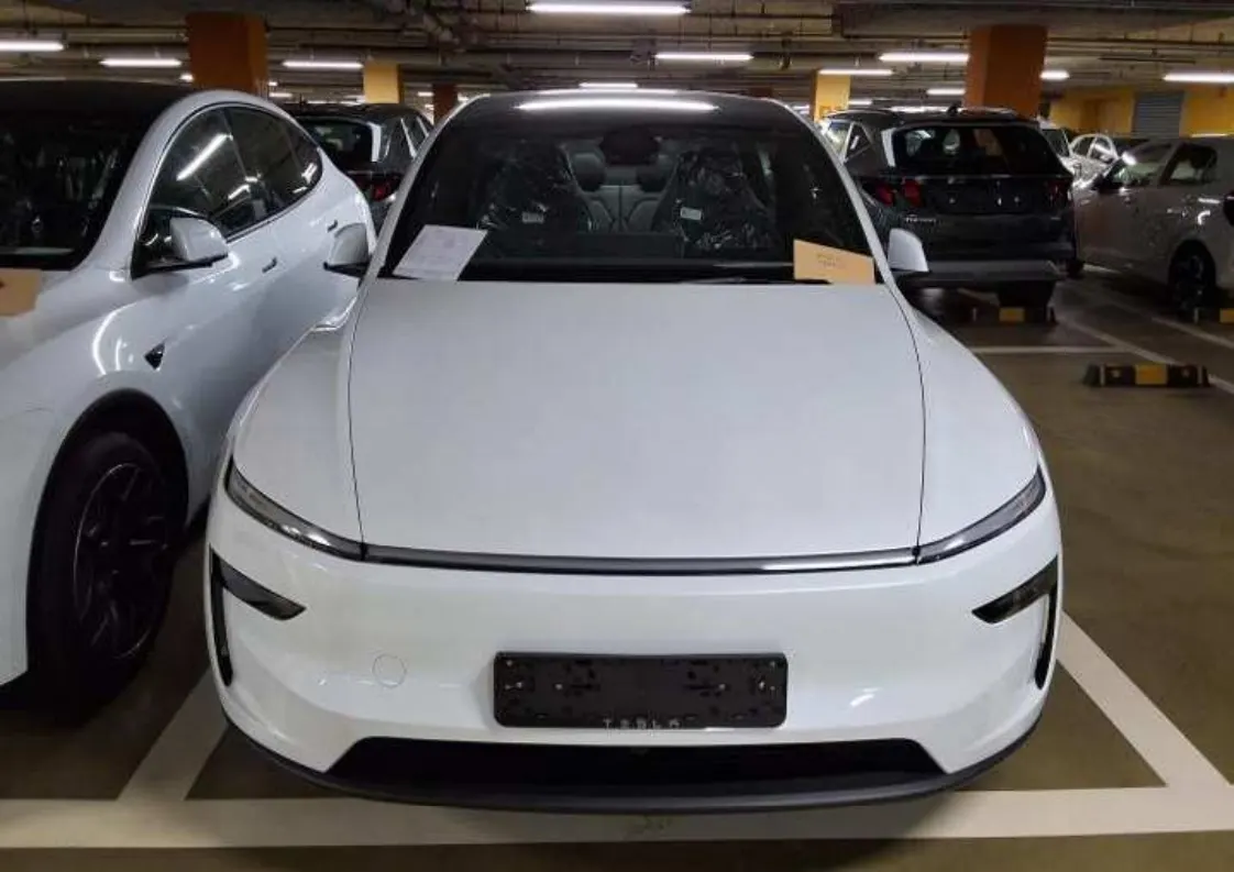 Tesla Y L AWD 2026 2/15