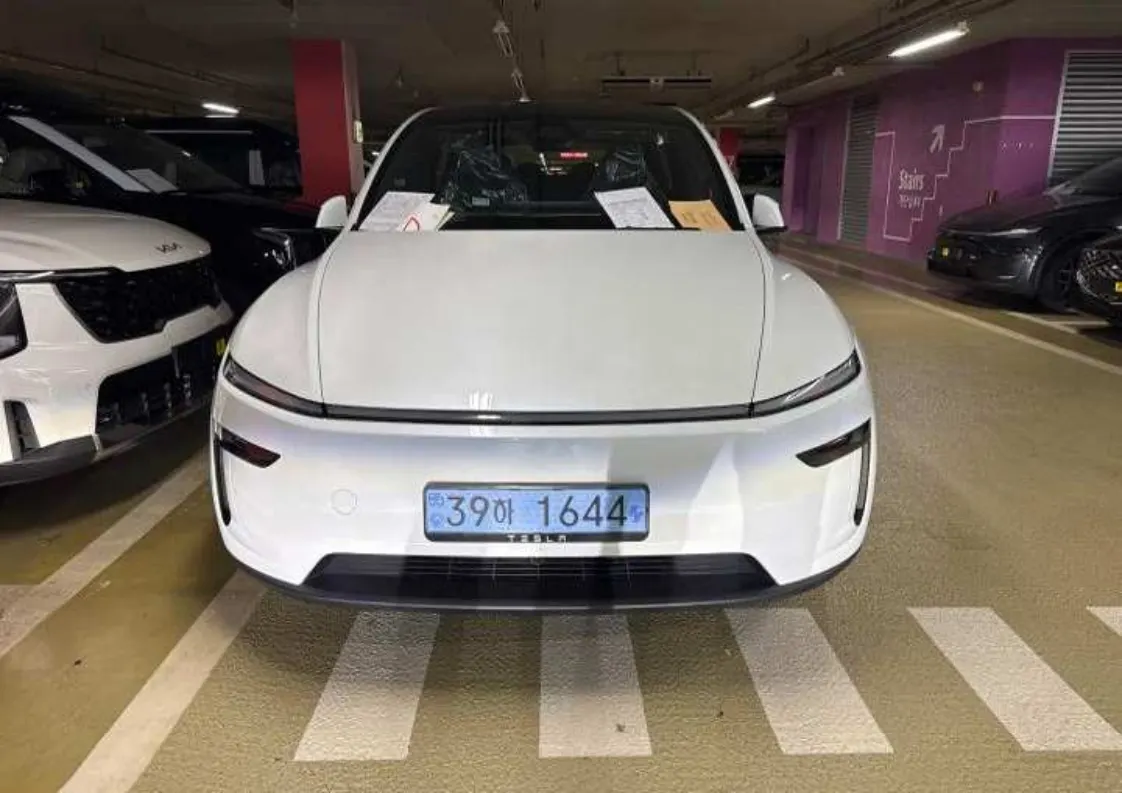 Tesla Y L AWD 2026 14/15
