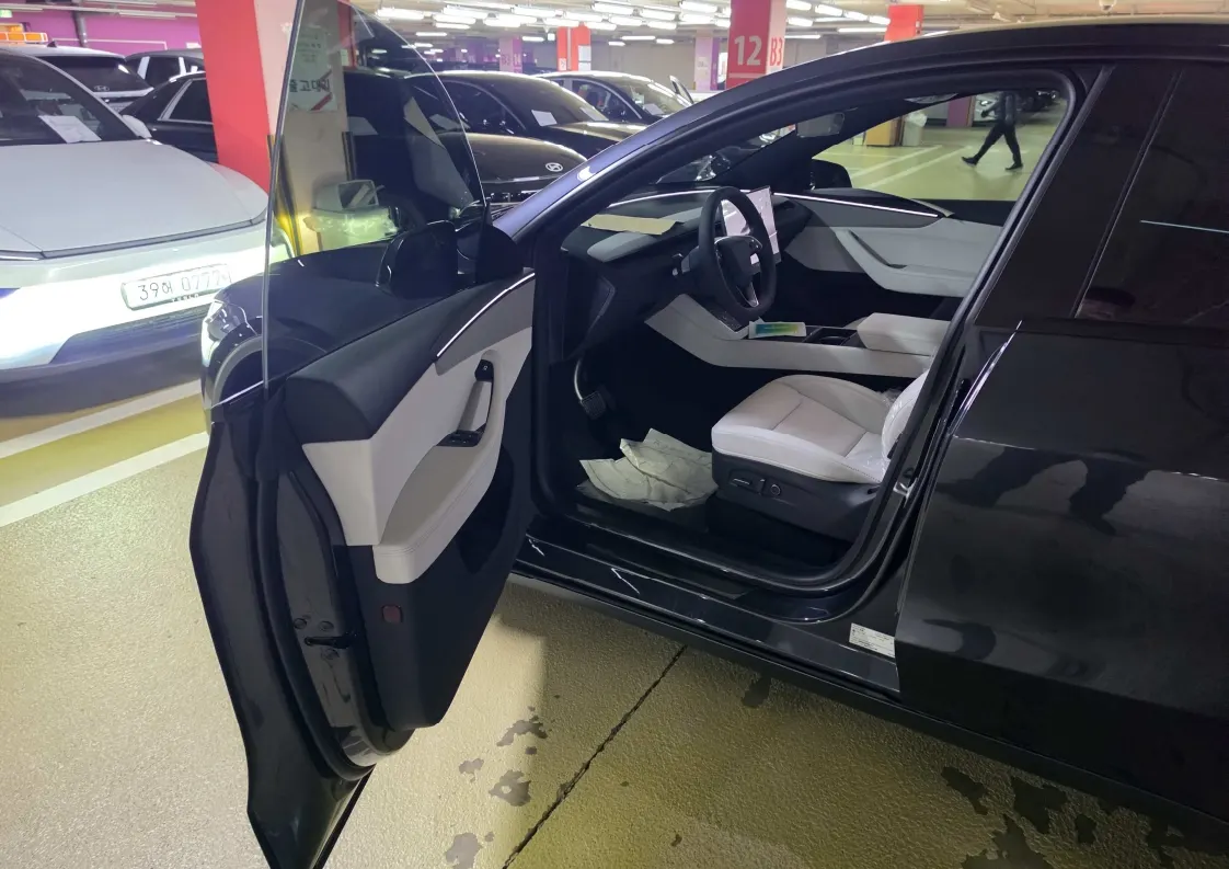 Tesla Y L AWD 2026 3/5