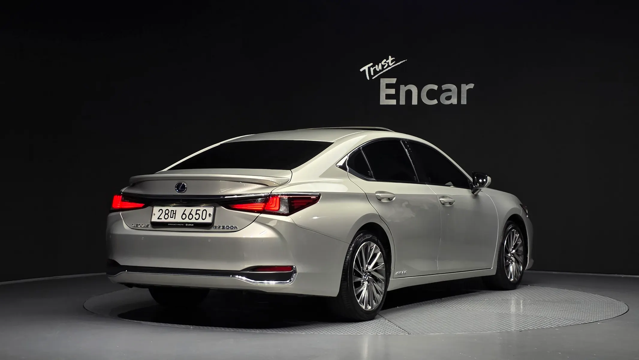 Lexus ES300h 7 2018 2/36