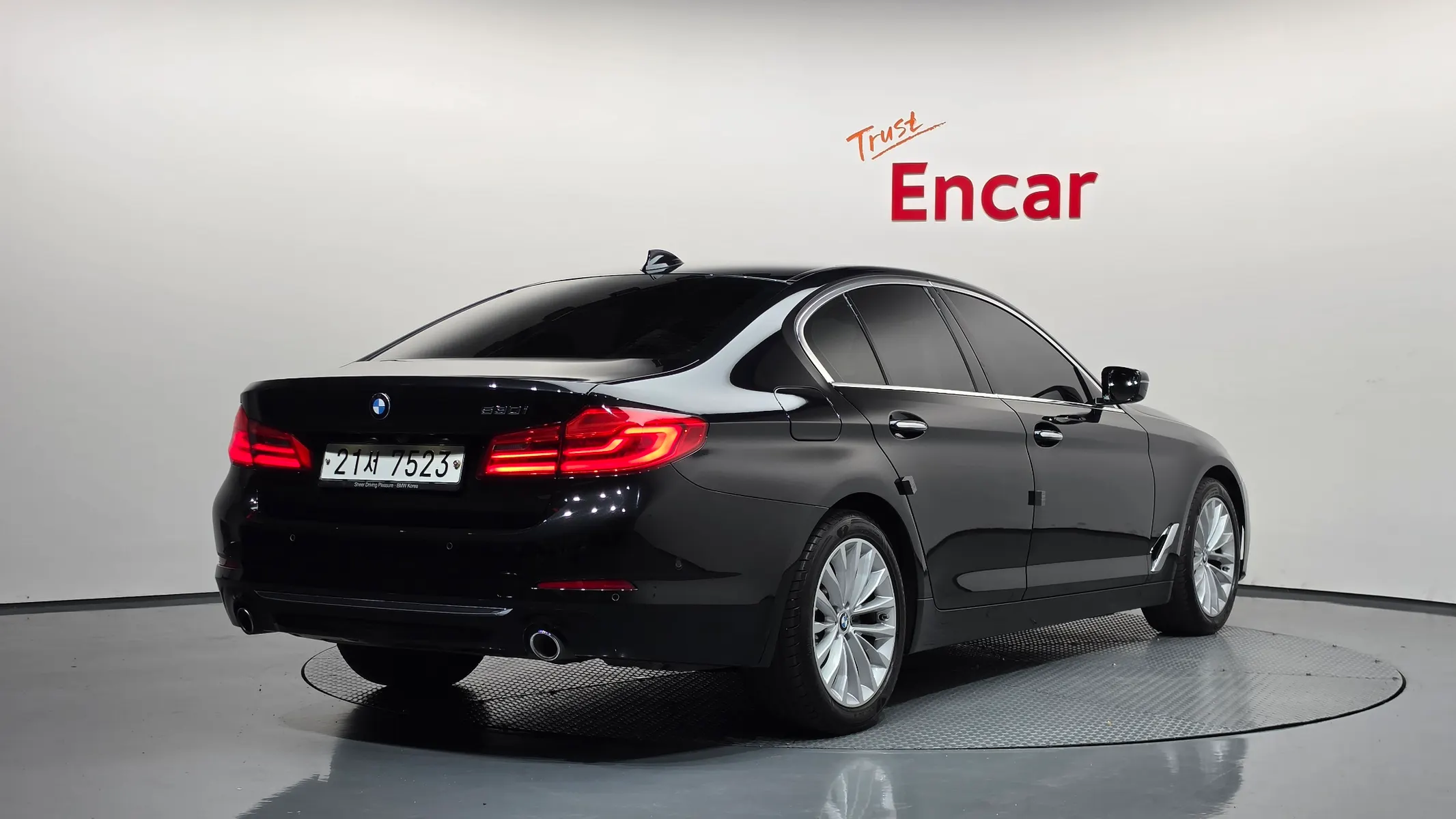 BMW 5 Series (G30) 530i 2018 2/33
