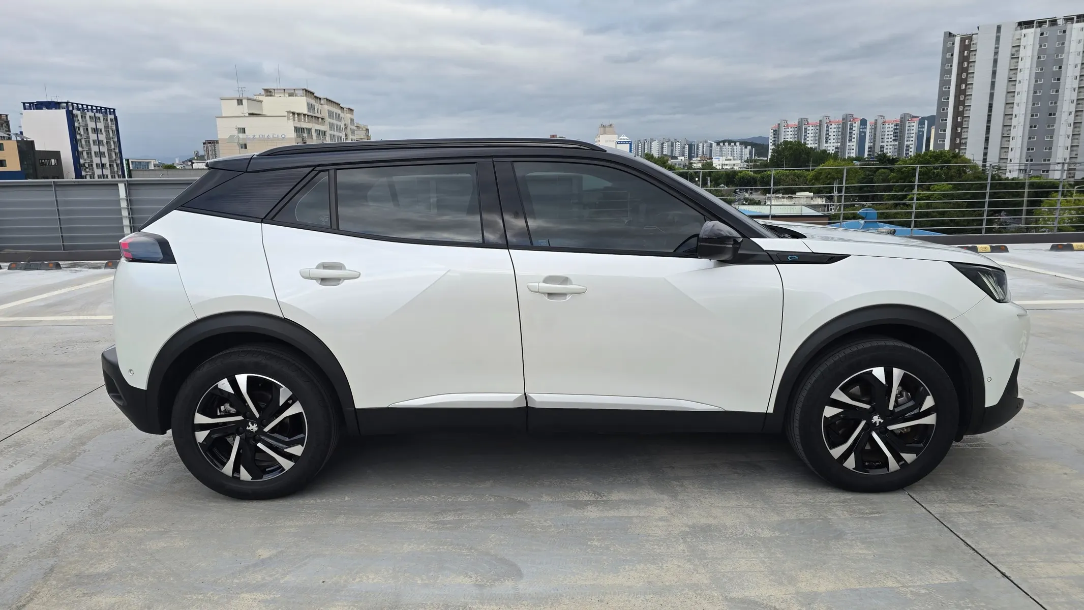 Peugeot e-2008 2 EV GT 2023 3/5