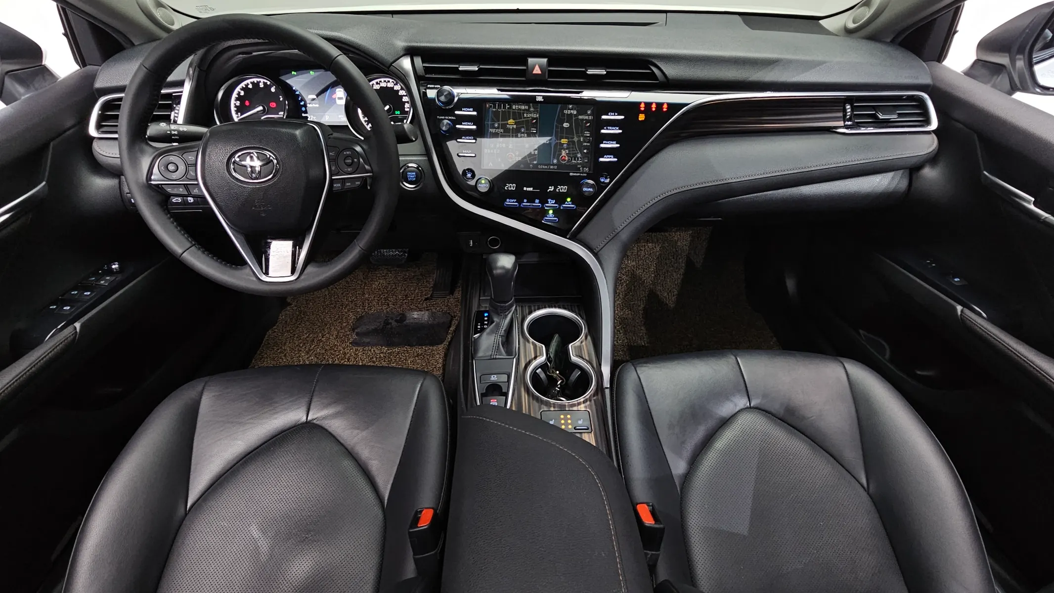 Toyota (XV70) 2.5 2017 4/5