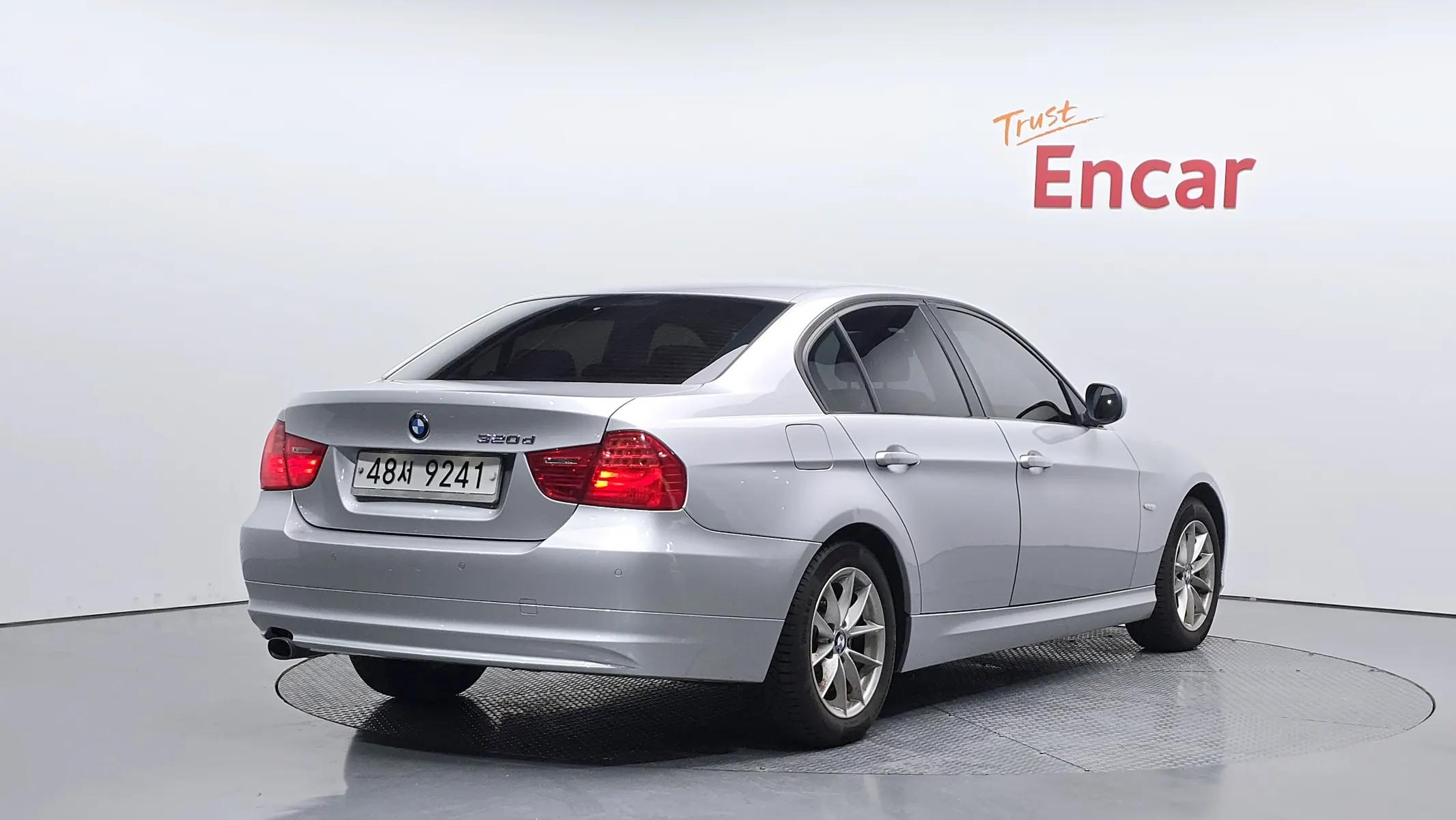 BMW 3 Series (E90) 320d 2009 2/21