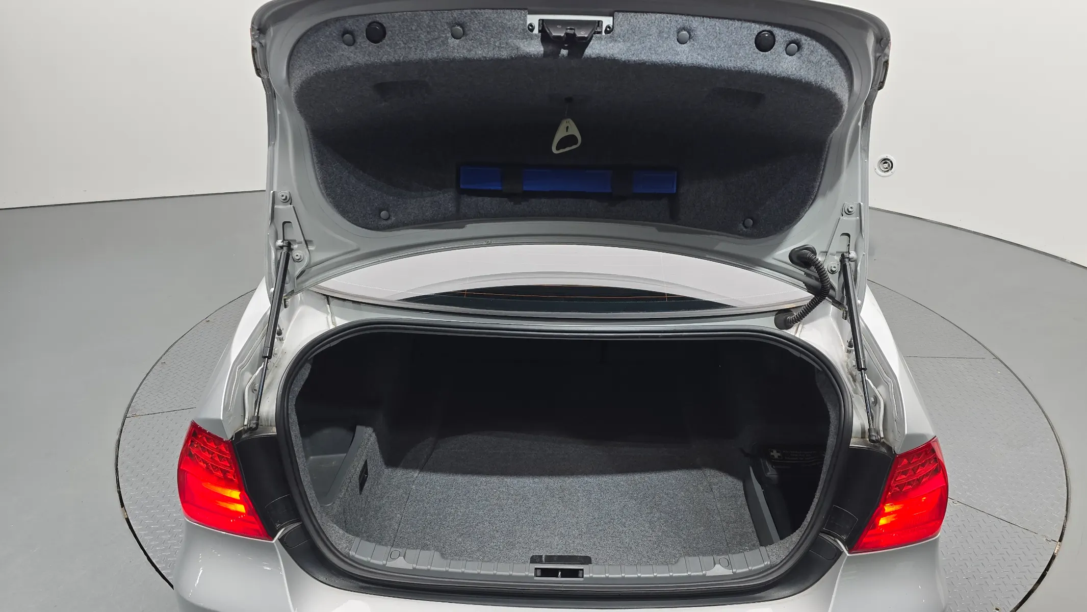 BMW 3 Series (E90) 320d 2009 20/21