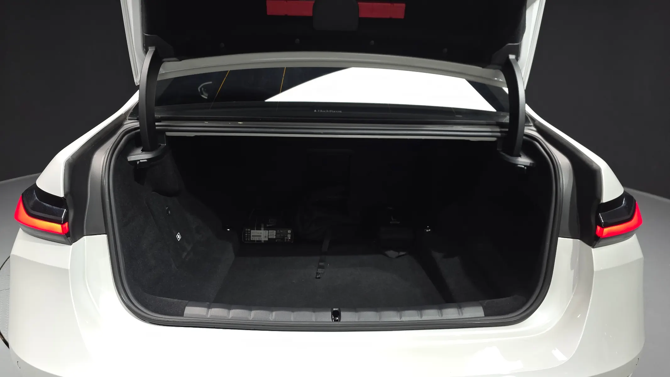 BMW 7 Series (G70) 750e xDrive 2025 20/21