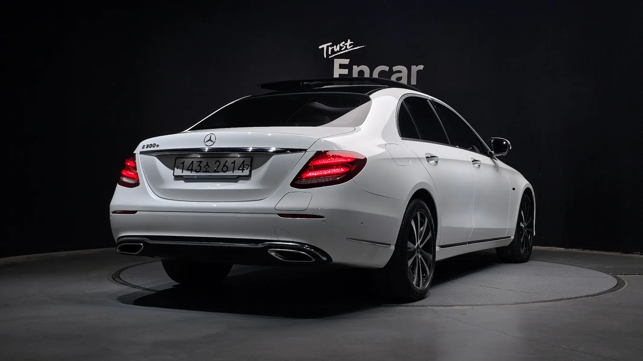 Mercedes-Benz E-Class W213 E300e 2019 2/32