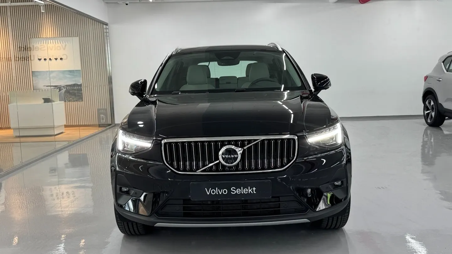 Volvo XC40 B4 2025 2/5