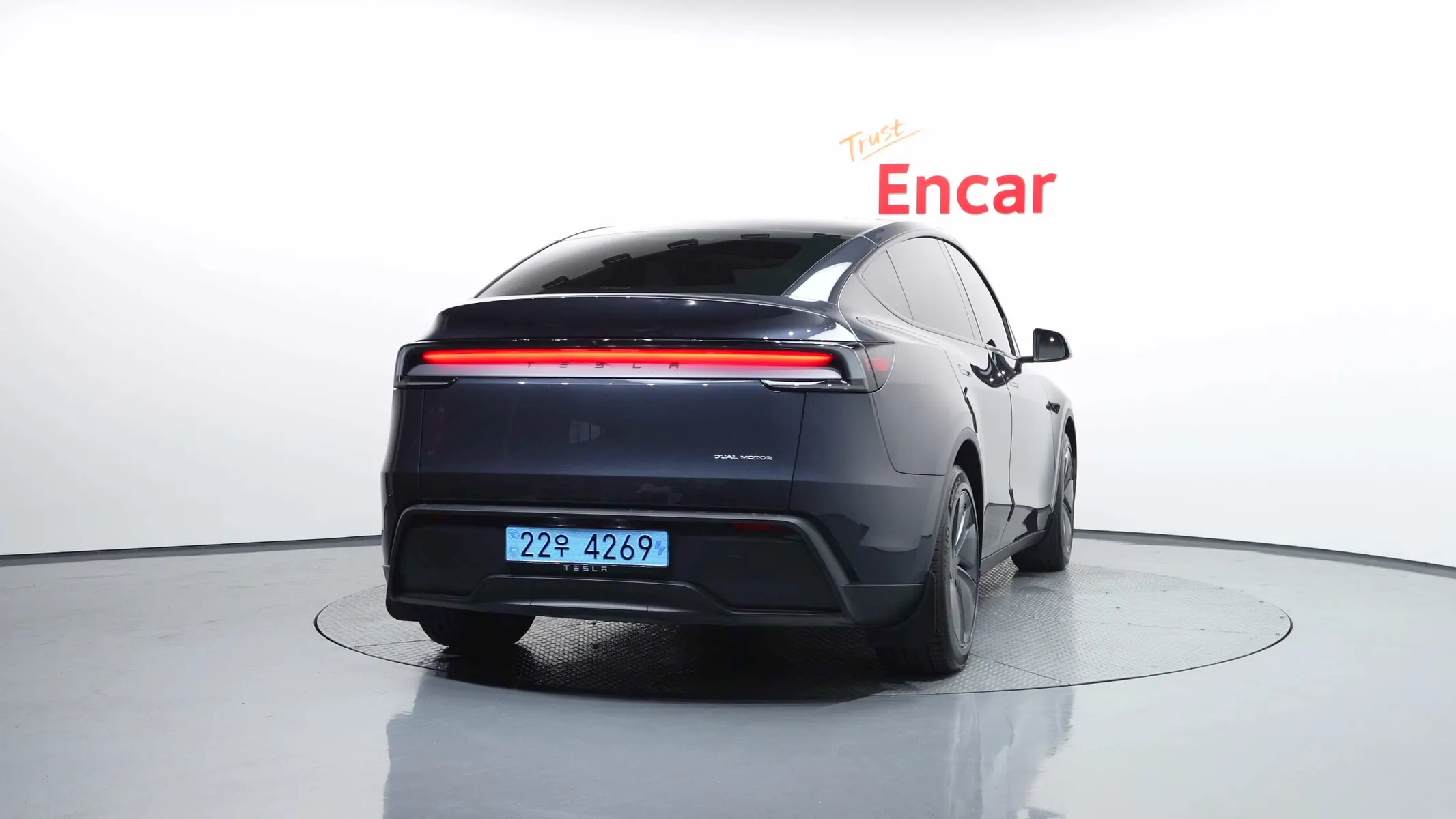 Tesla Y AWD 2025 3/5