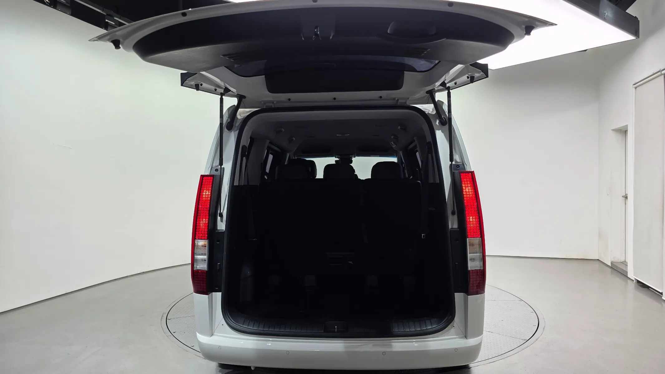 Hyundai Staria 4WD 9 2022 31/32