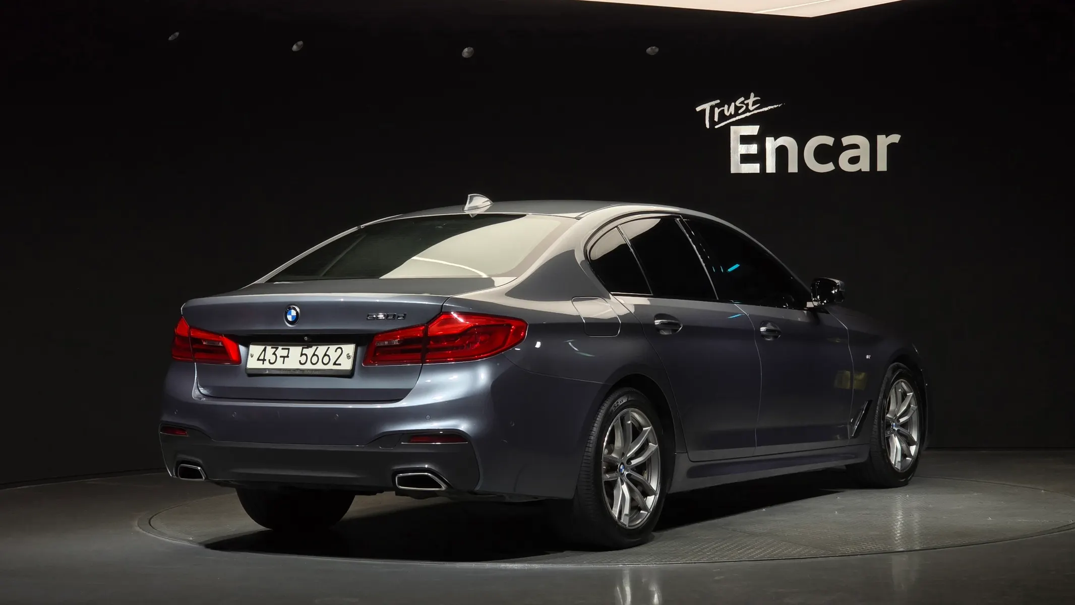 BMW 5 Series (G30) 520d M 2017 2/34