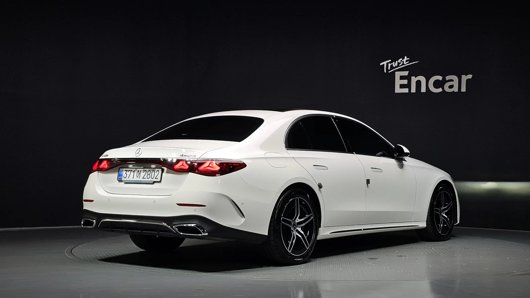 Mercedes-Benz E-Class W214 E300 4MATIC AMG Line 2026 2/37