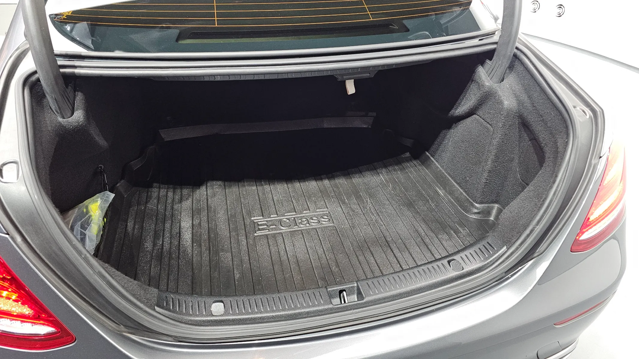 Mercedes-Benz E-Class W213 E200 2017 32/33