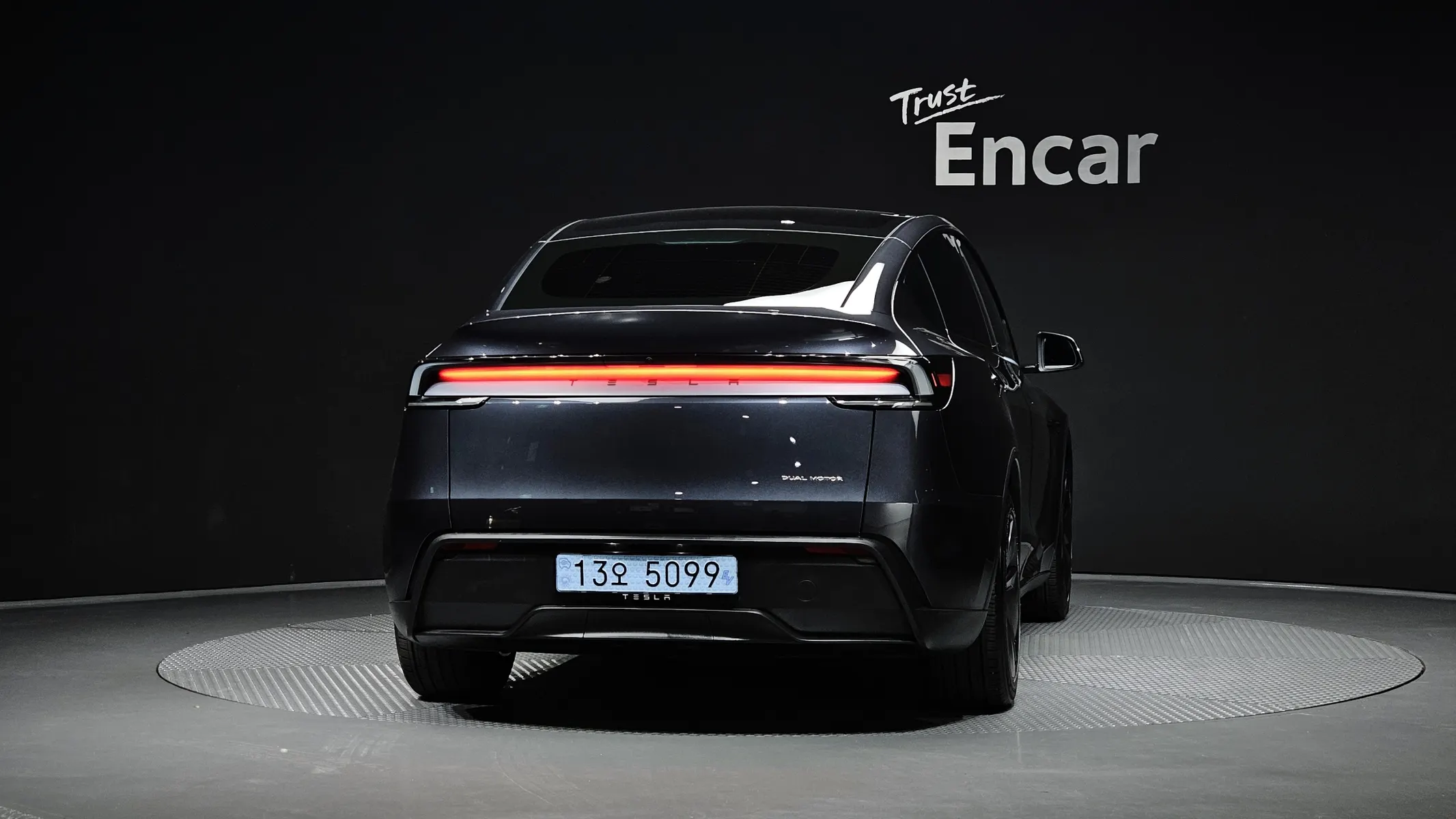 Tesla Y AWD 2025 3/5