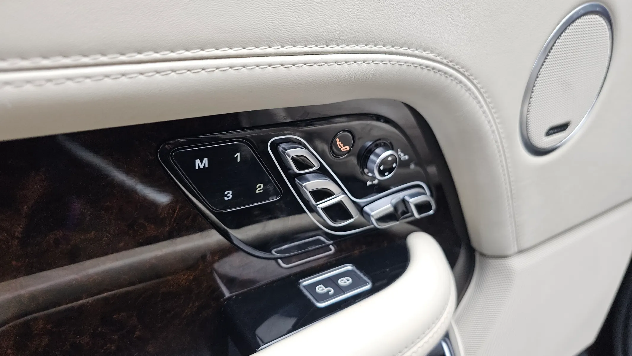 Land Rover 4 5.0 SC SV AB LWB 2019 30/31