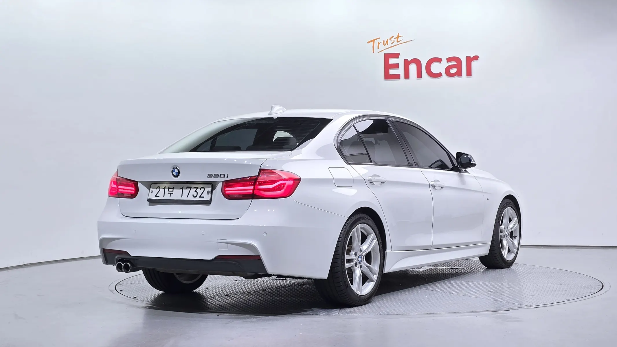 BMW 3 Series (F30) 330i M 2017 2/34