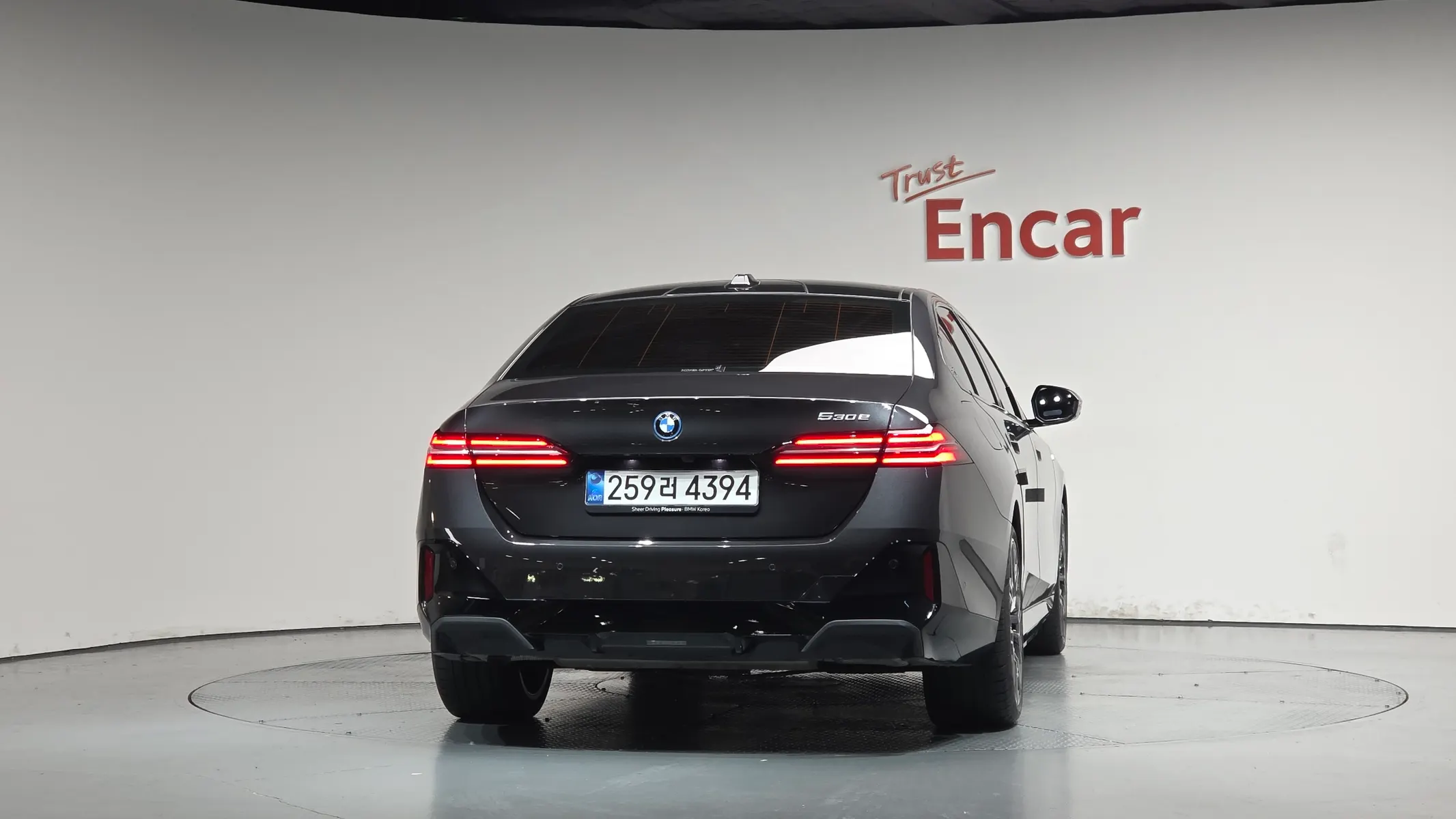 BMW 5 Series (G60) 530e M 2025 3/38