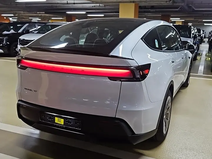 Tesla Y L AWD 2026 2/15