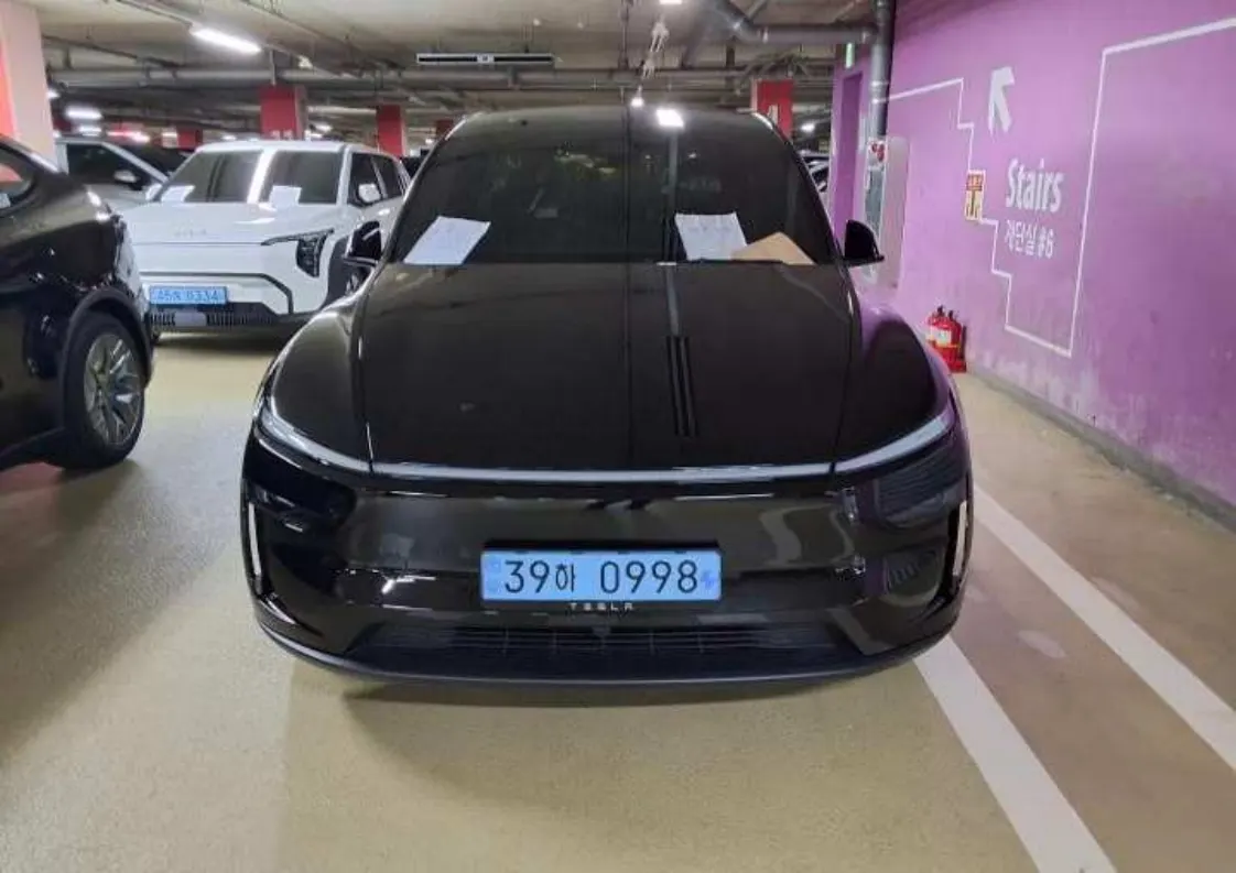 Tesla Y L AWD 2026 14/15