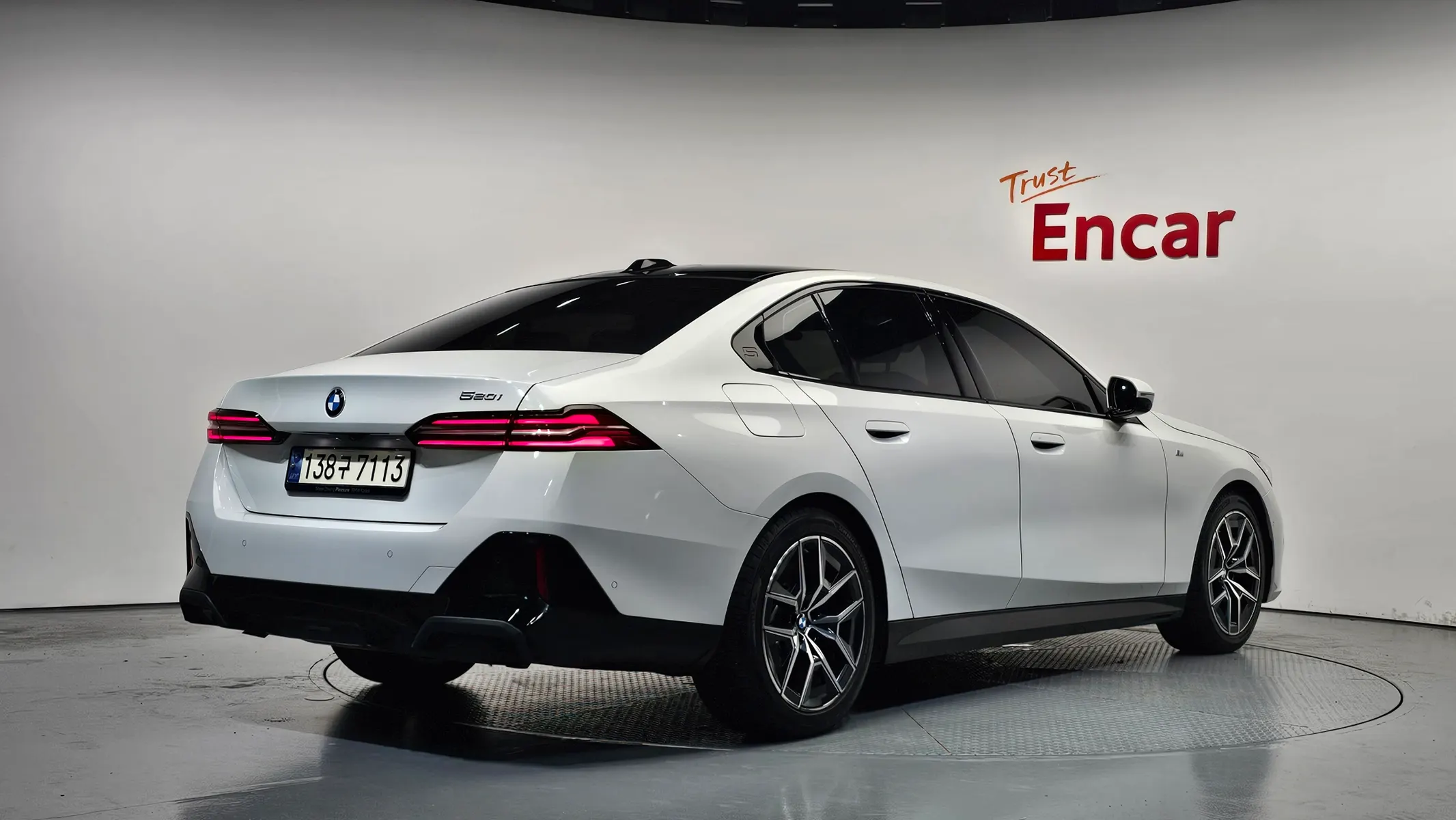 BMW 5 Series (G60) 520i M 2023 2/40