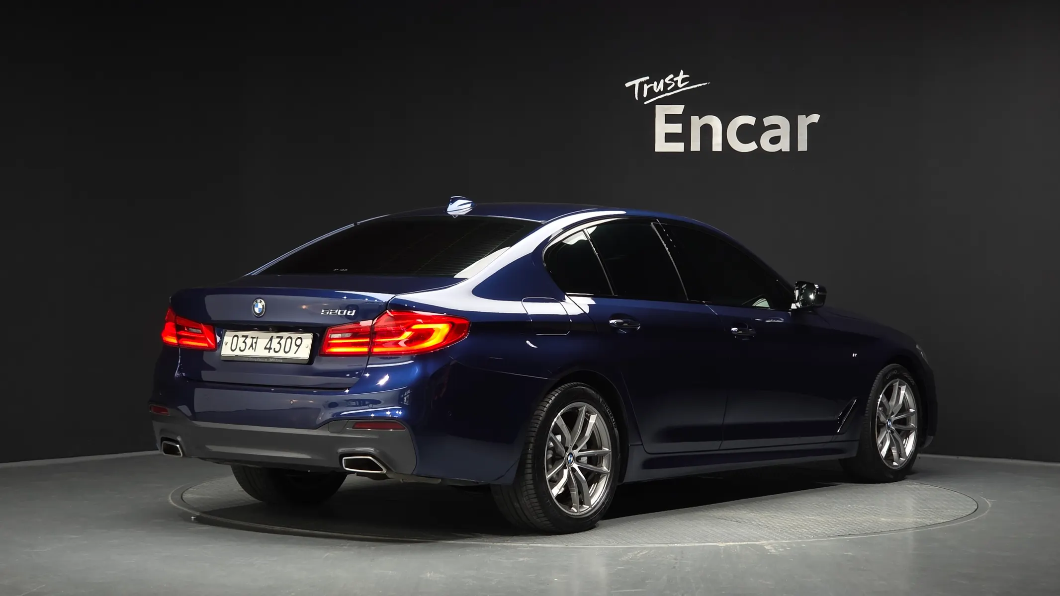 BMW 5 Series (G30) 520d M 2017 2/37