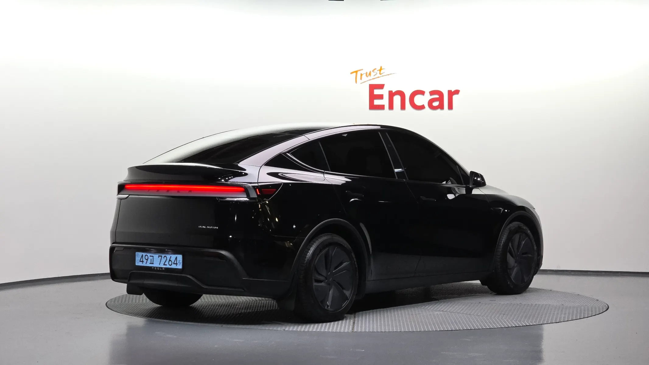 Tesla Y AWD 2025 2/33
